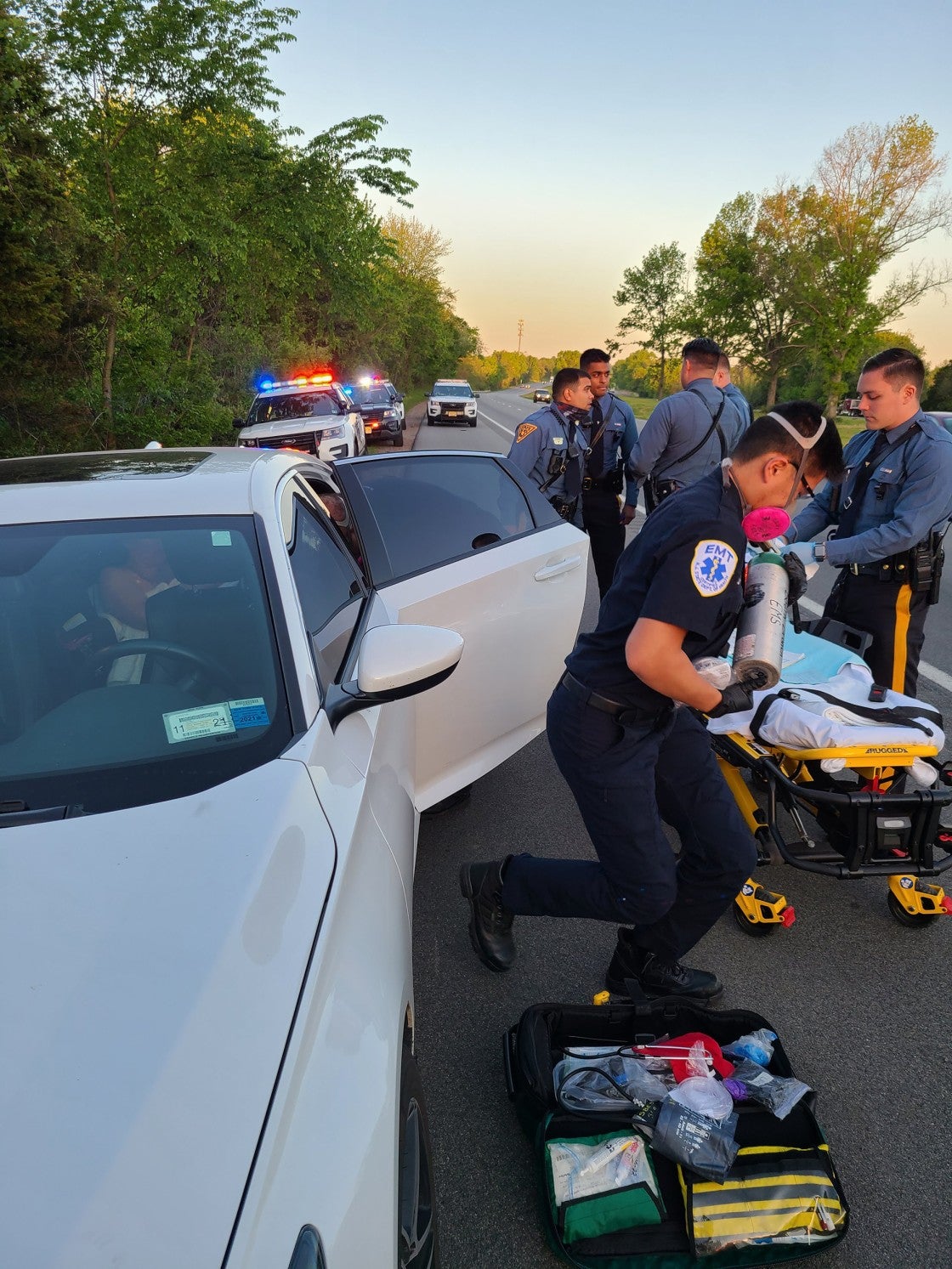 Emily Geller Hardman getting picked up an ambulance after having a baby in her car