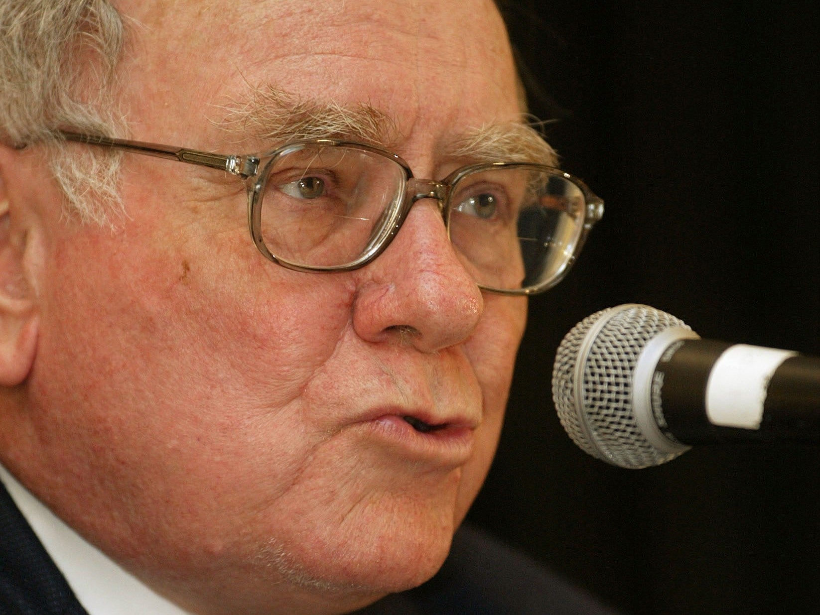 Billionaire Warren Buffett answers questions at a news conference 4 May, 2003 in Omaha, Nebraska