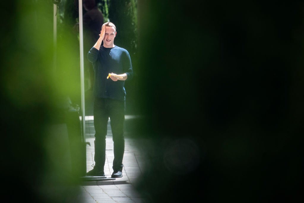 Mark Zuckerberg applies sunscreen at the Sun Valley Conference, in 2019