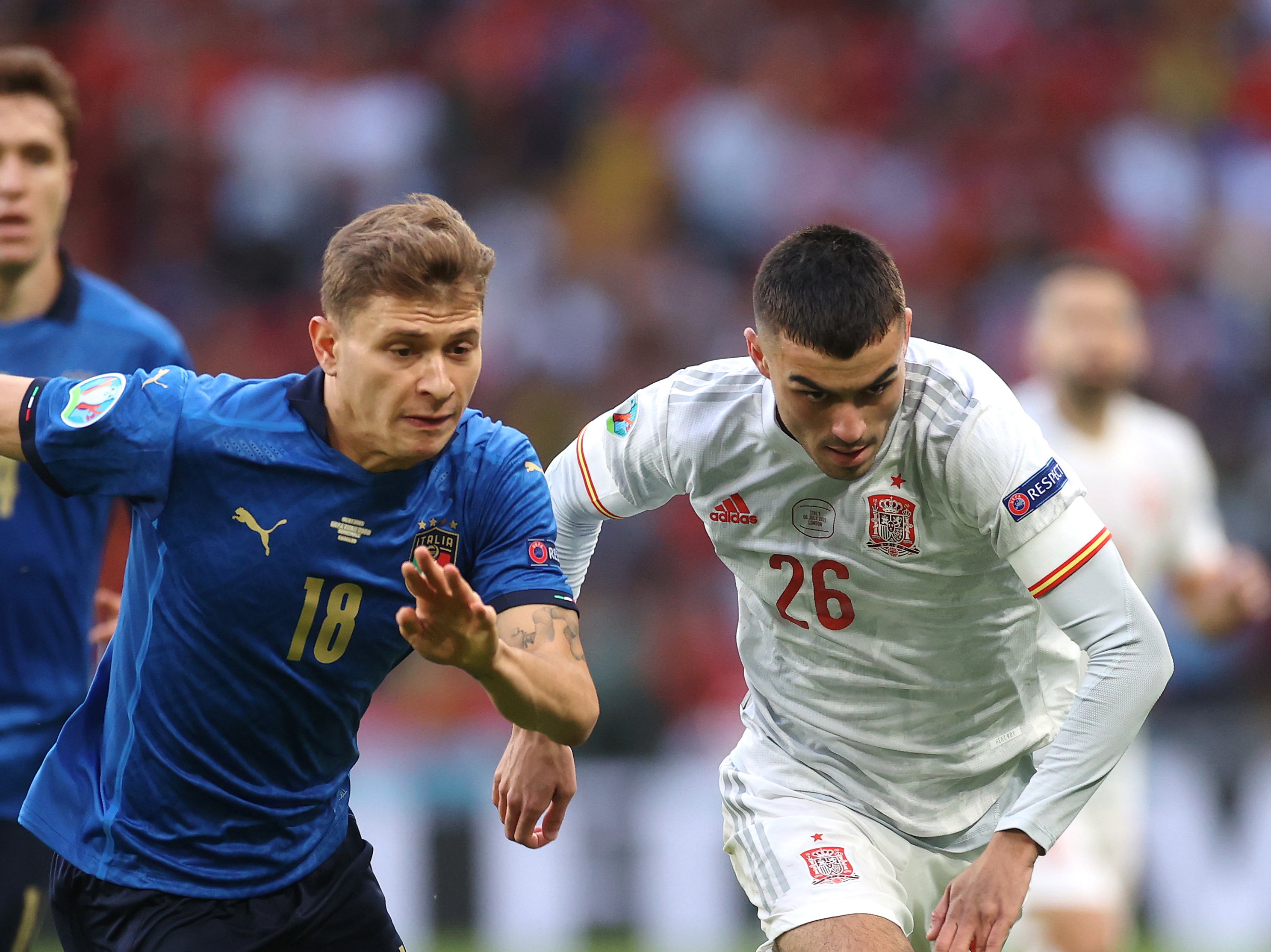 Barella and Pedri battle for the ball