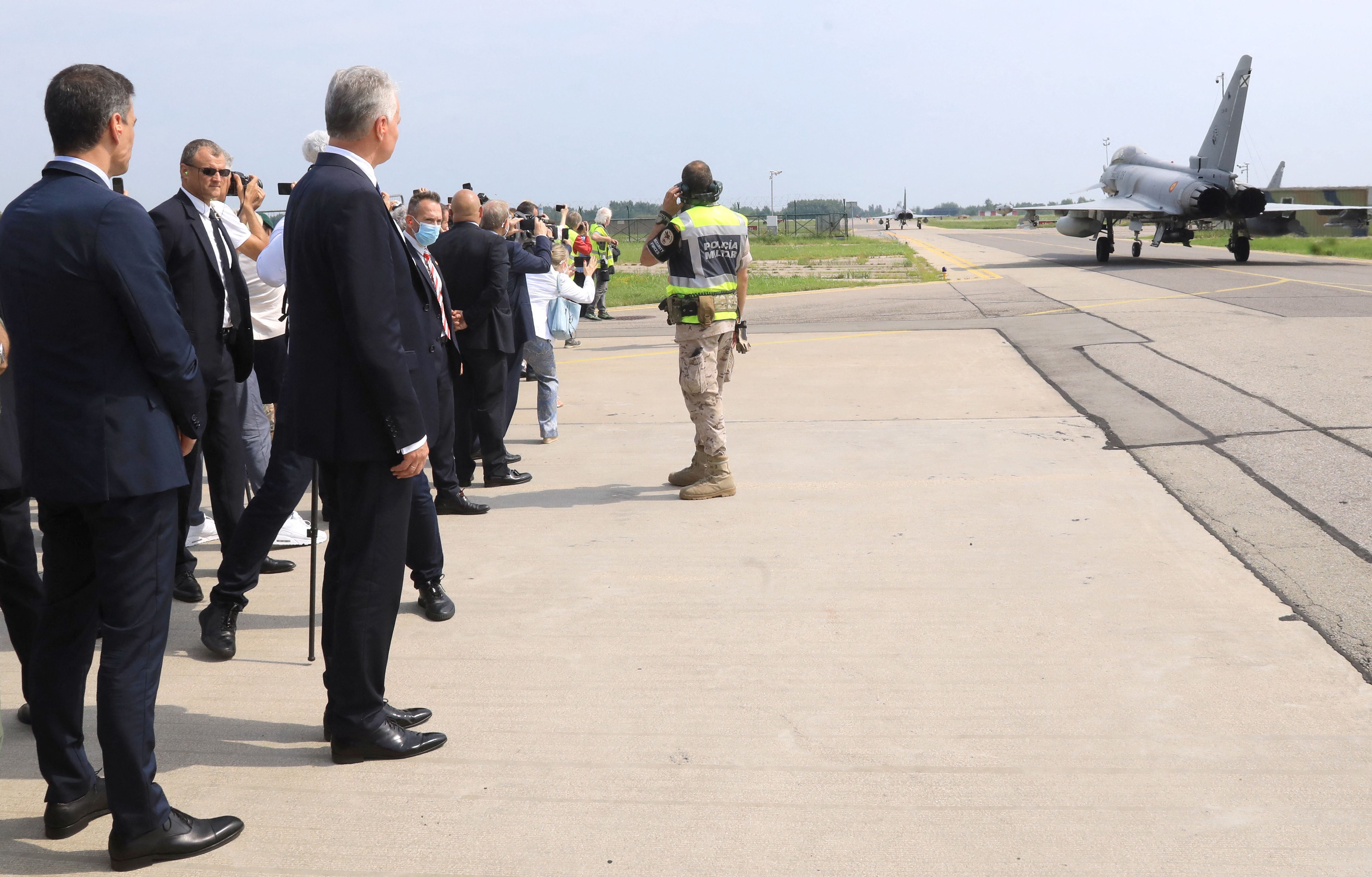 Mr Sanchez and Mr Nauseda stood aside as the Spanish jets took off