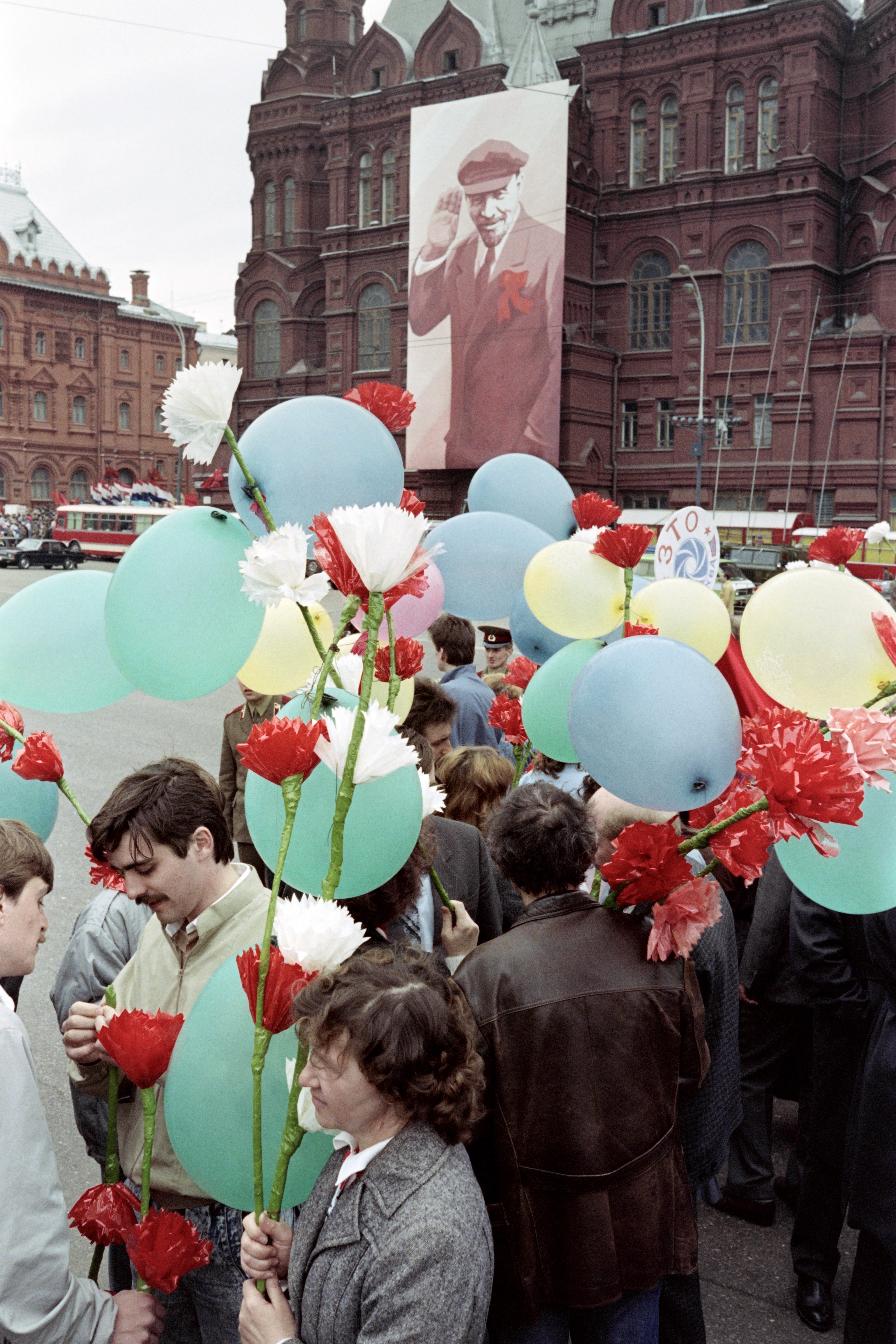 1990: May Day celebrations in Red Square under the eye of Lenin