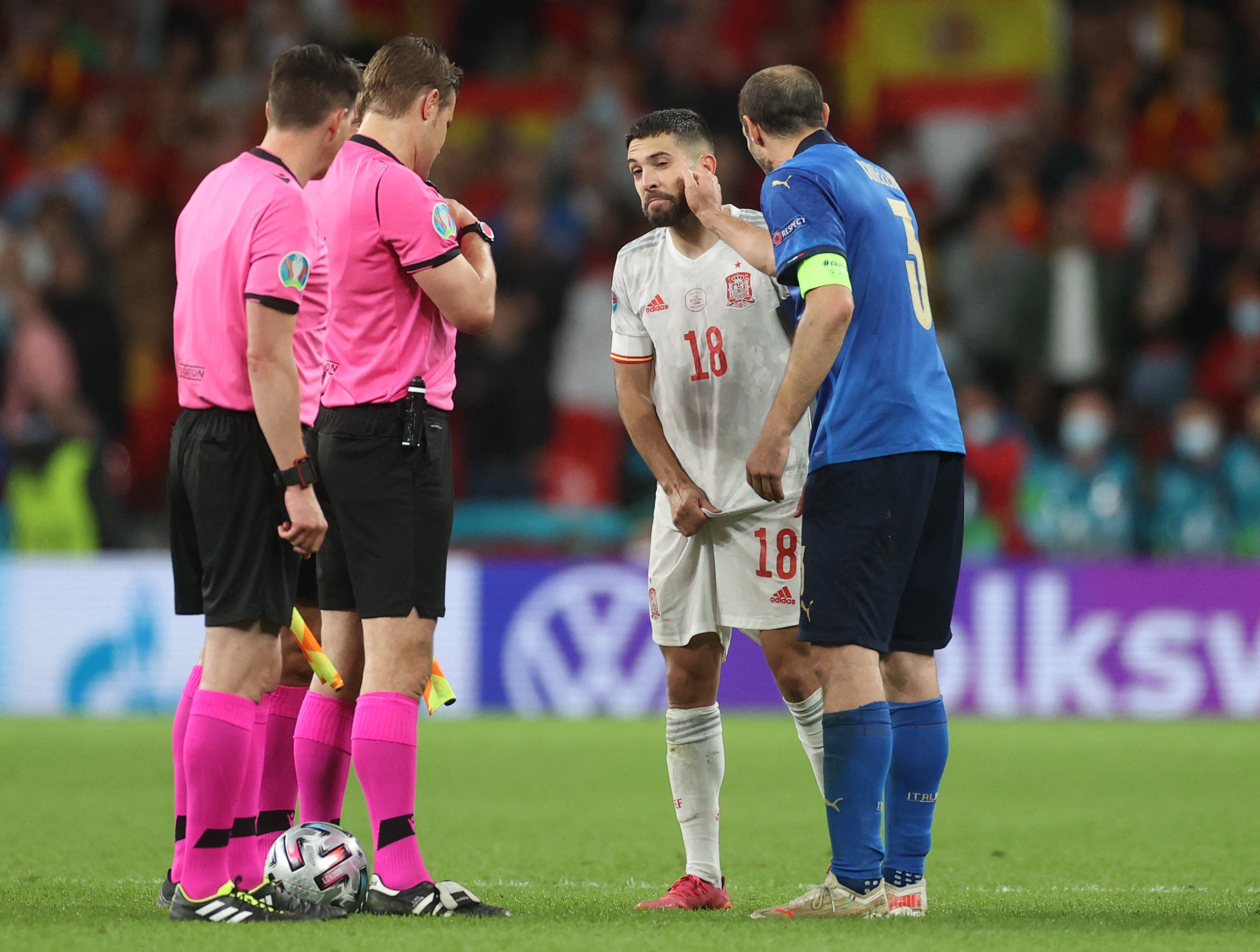 Chiellini taunts Spain captain Jordi Alba before a penalty shootout