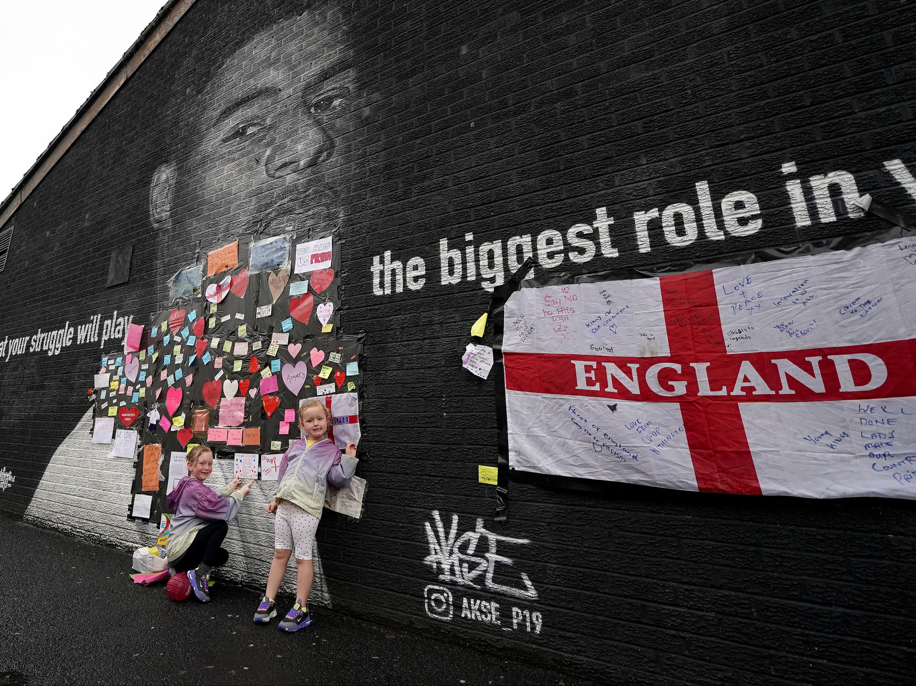 Ruby Scarry, aged 7, and sister Reeva, 4, place their messages of support