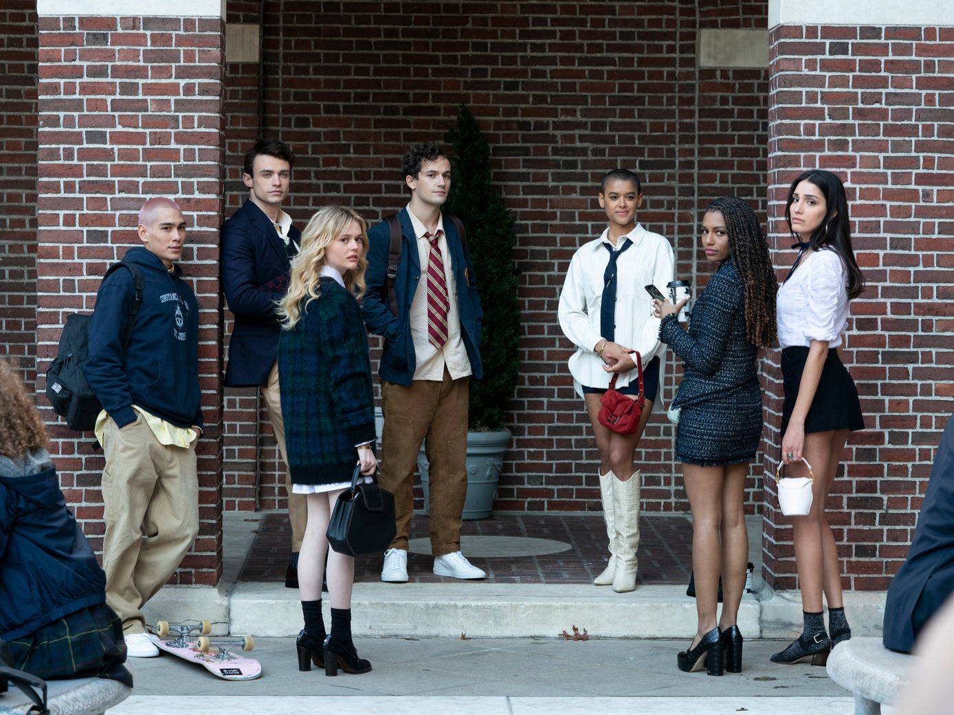 Evan Mock, Thomas Doherty, Emily Alyn Lind, Eli Brown, Jordan Alexander, Savannah Smith, and Zion Moreno in the ‘Gossip Girl’ reboot