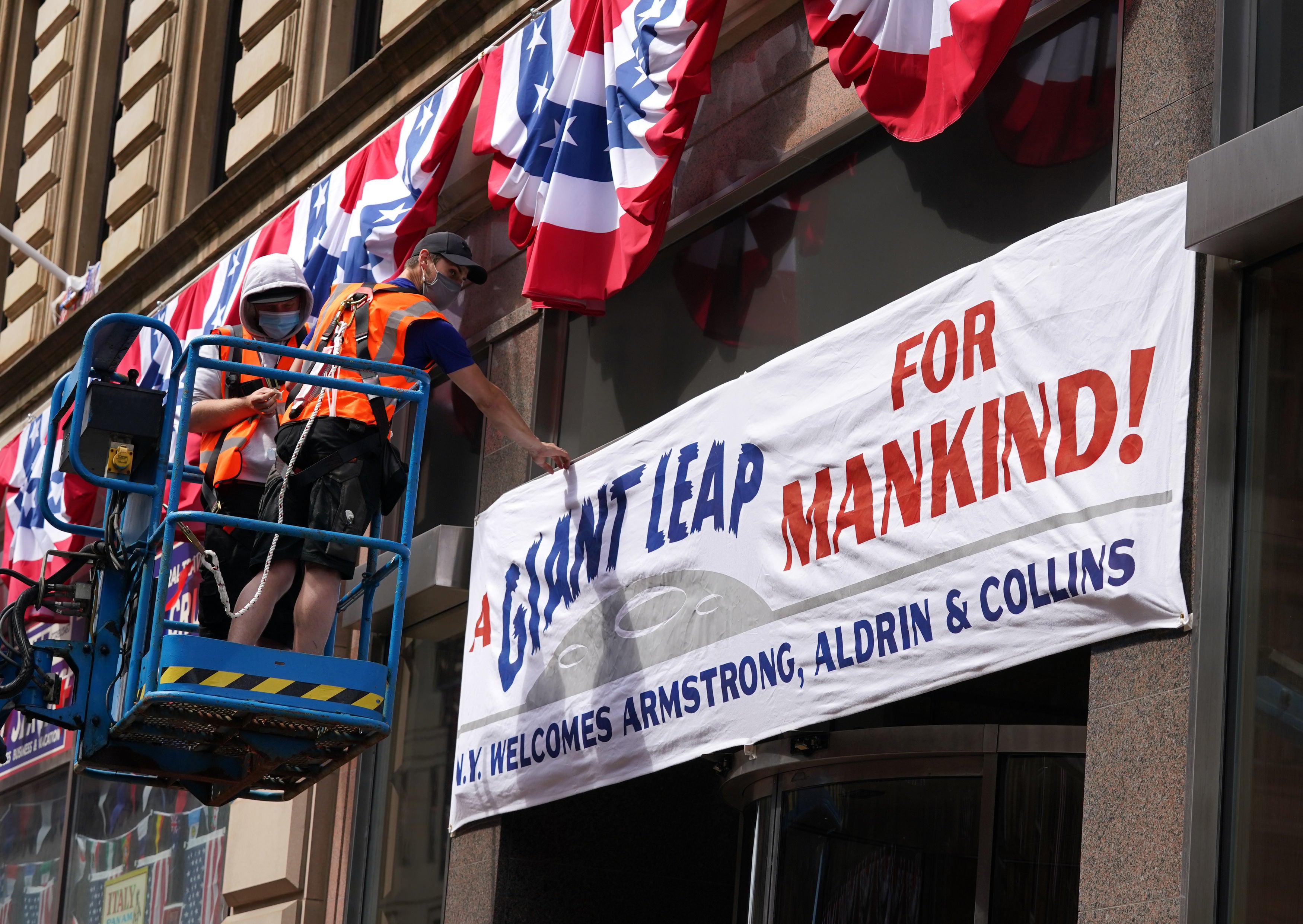 A sign welcomes the Apollo 11 astronauts home