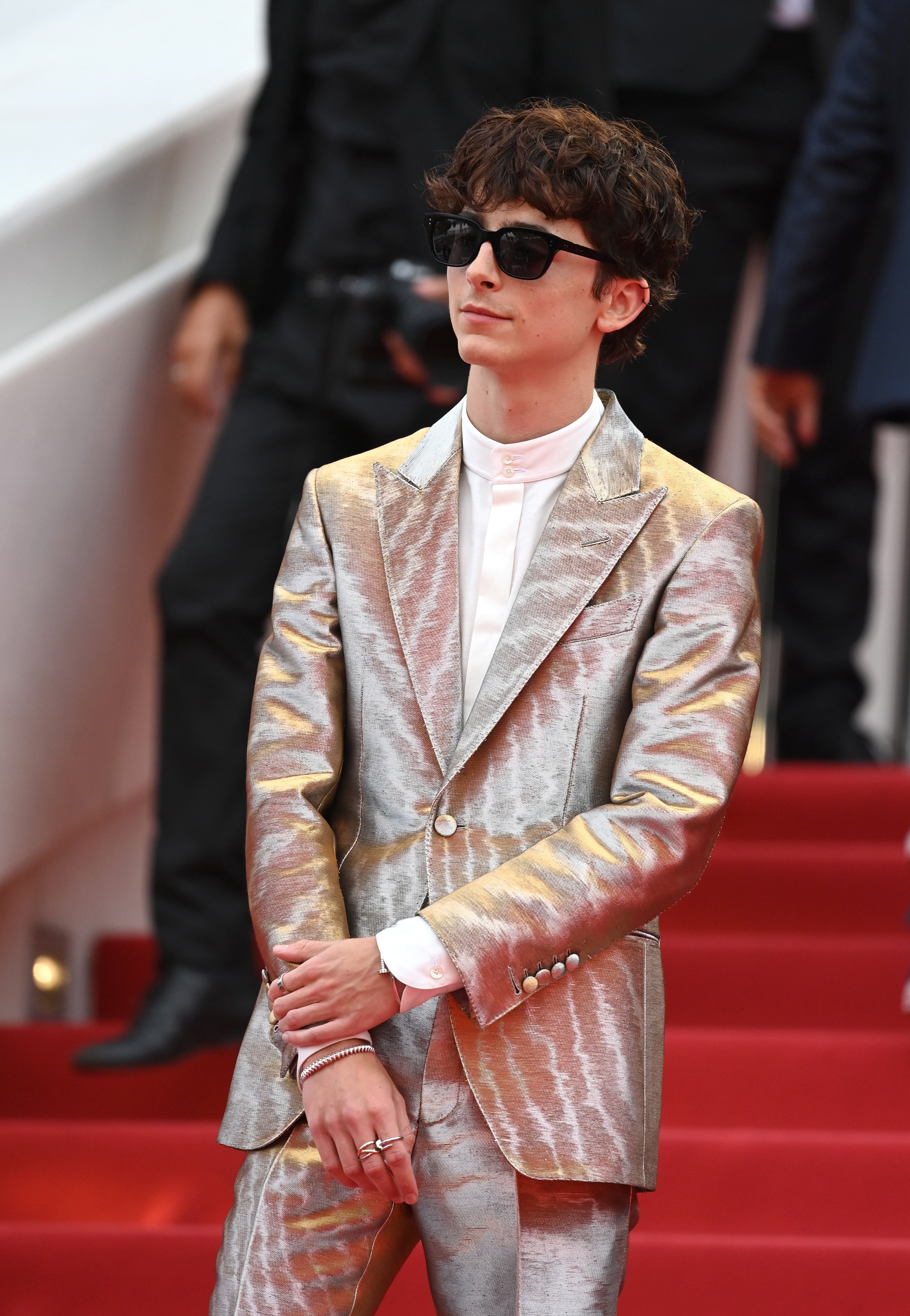 Known for his sartorial credentials, the American actor chose a velvet metallic suit by Tom Ford for his appearance at the screening of The French Dispatch , the upcoming Wes Anderson film in which he stars. He paired the suit with a classic white shirt and some white boots.