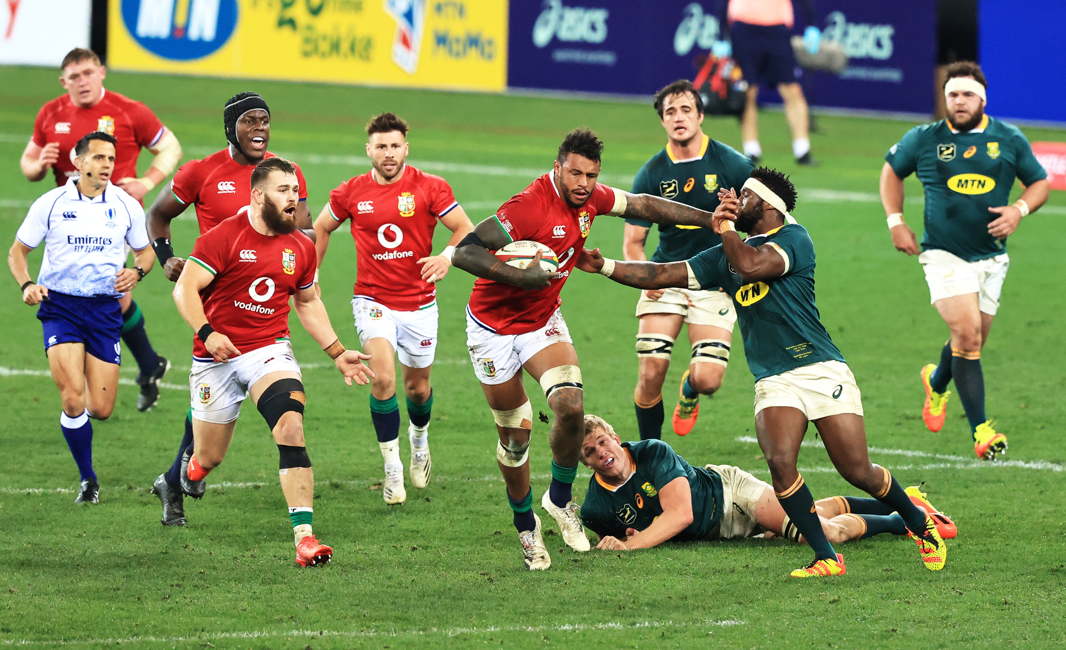 Courtney Lawes hands off Siya Kolisi