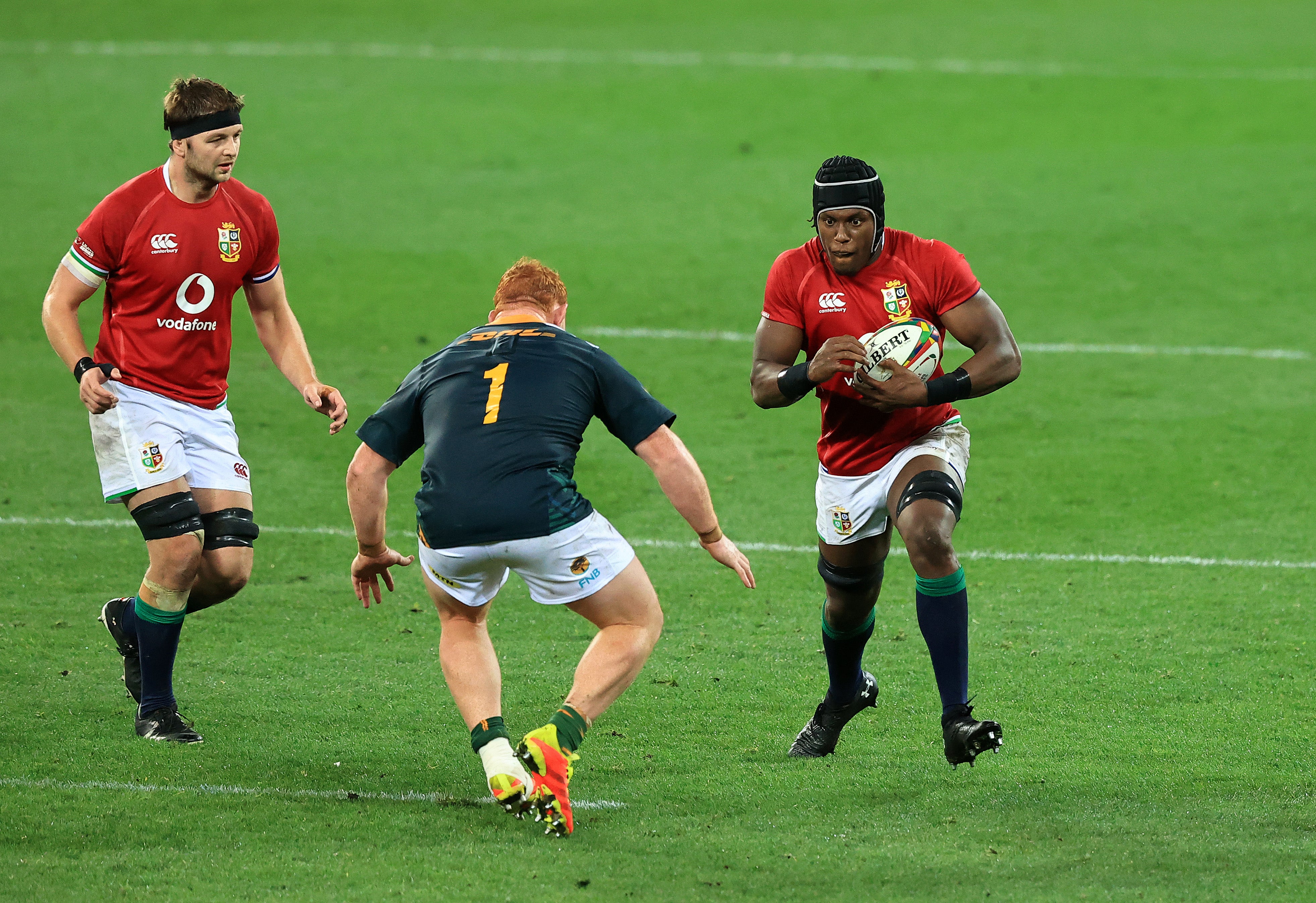 Maro Itoje takes Steven Kitshoff