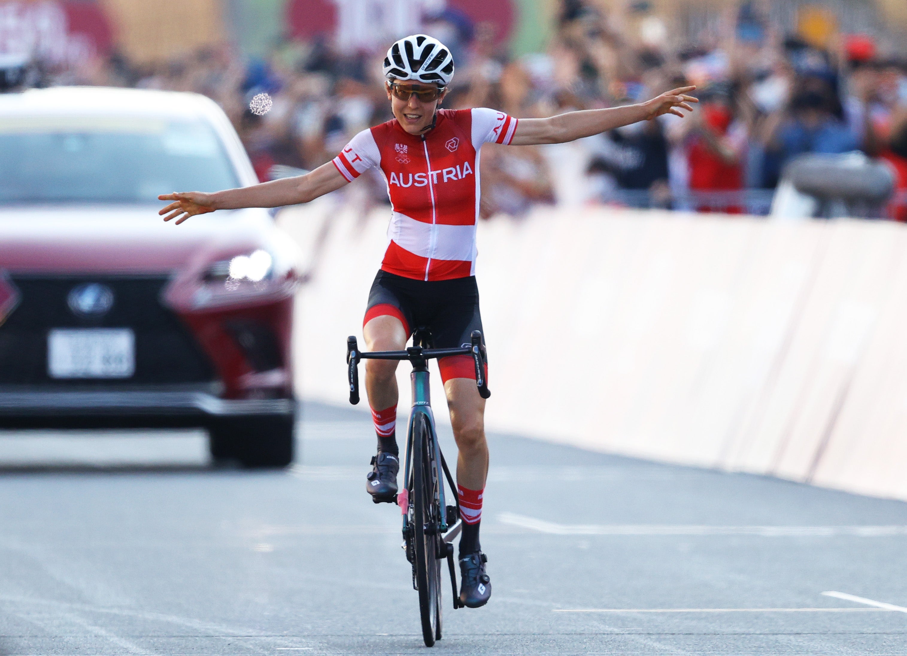 Anna Kiesenhofer celebrates winning gold