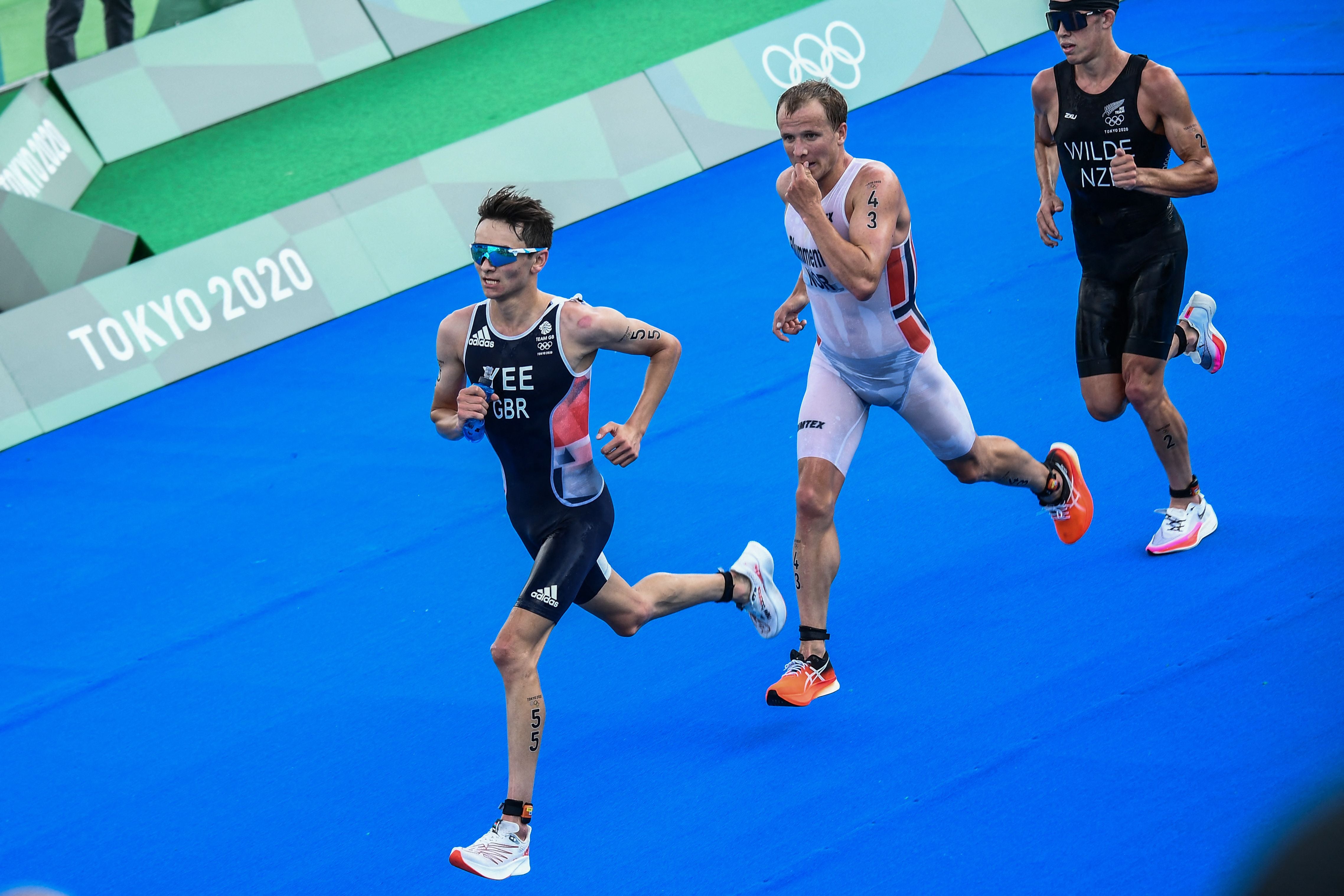 Alex Yee, Norway’s Kristian Blummenfelt (C) and New Zealand’s Hayden Wilde