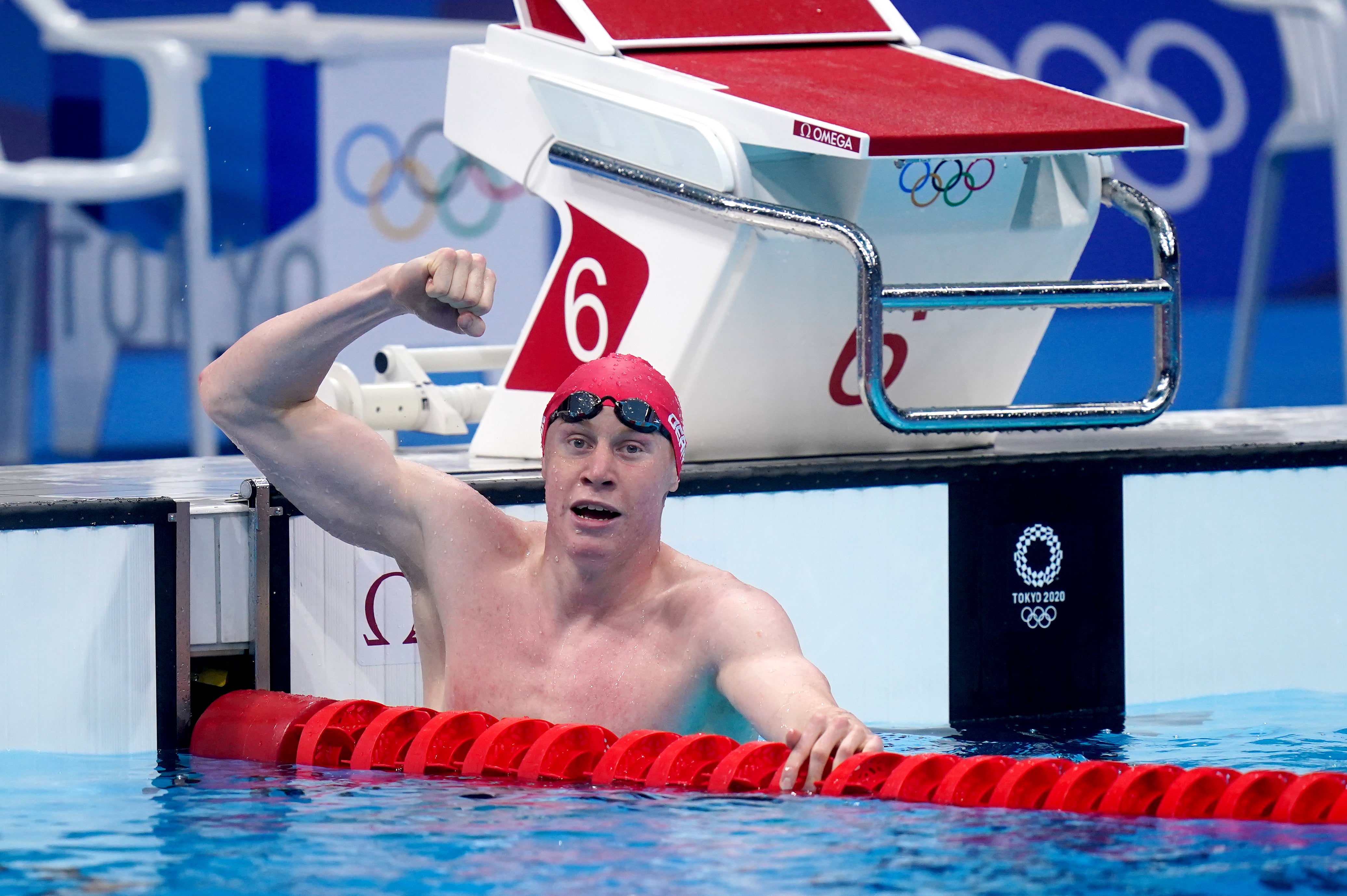 Tom Dean celebrates his victory at the Tokyo Olympics