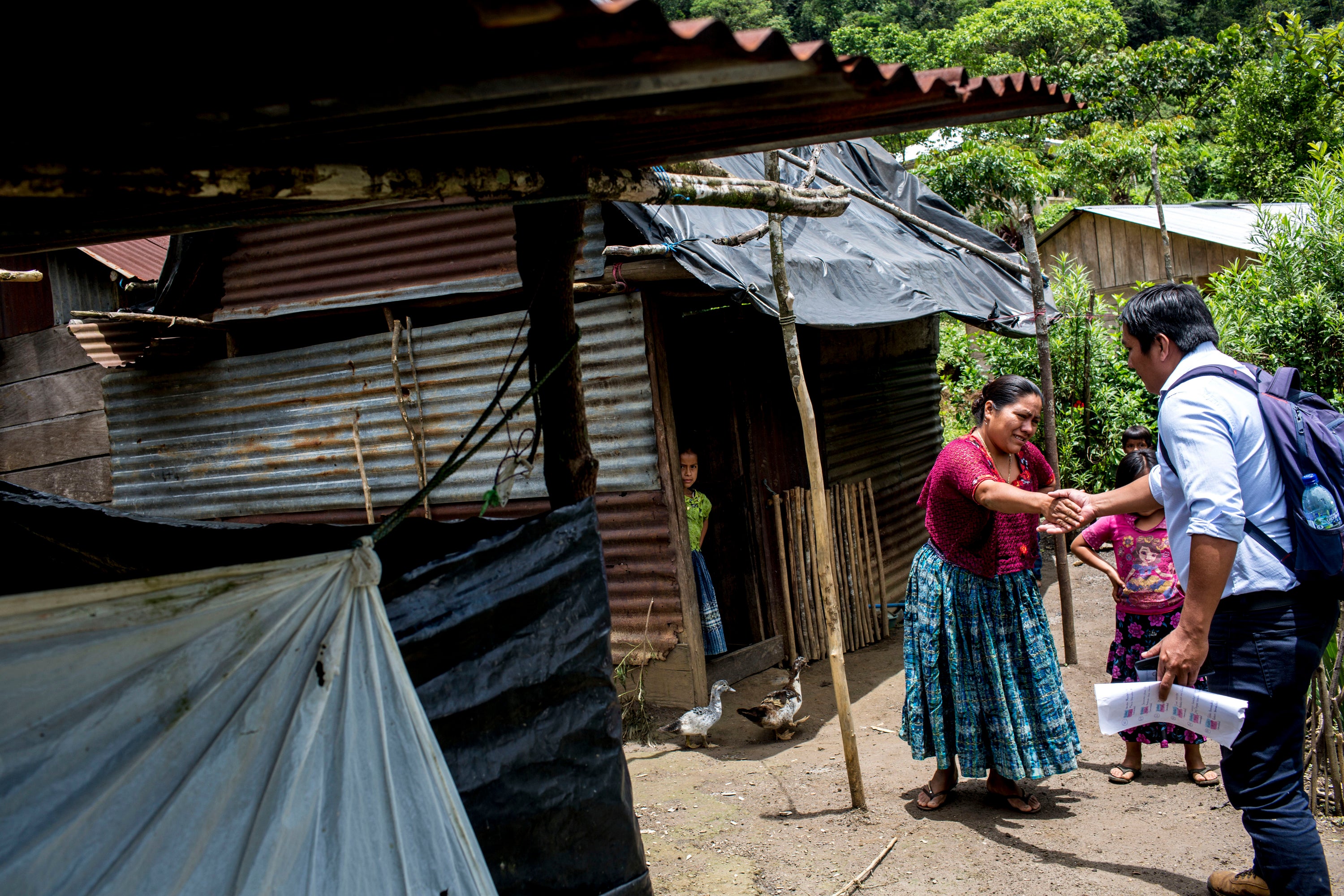 The mother of separated Wilson receives lawyer Eriberto Pop at her home