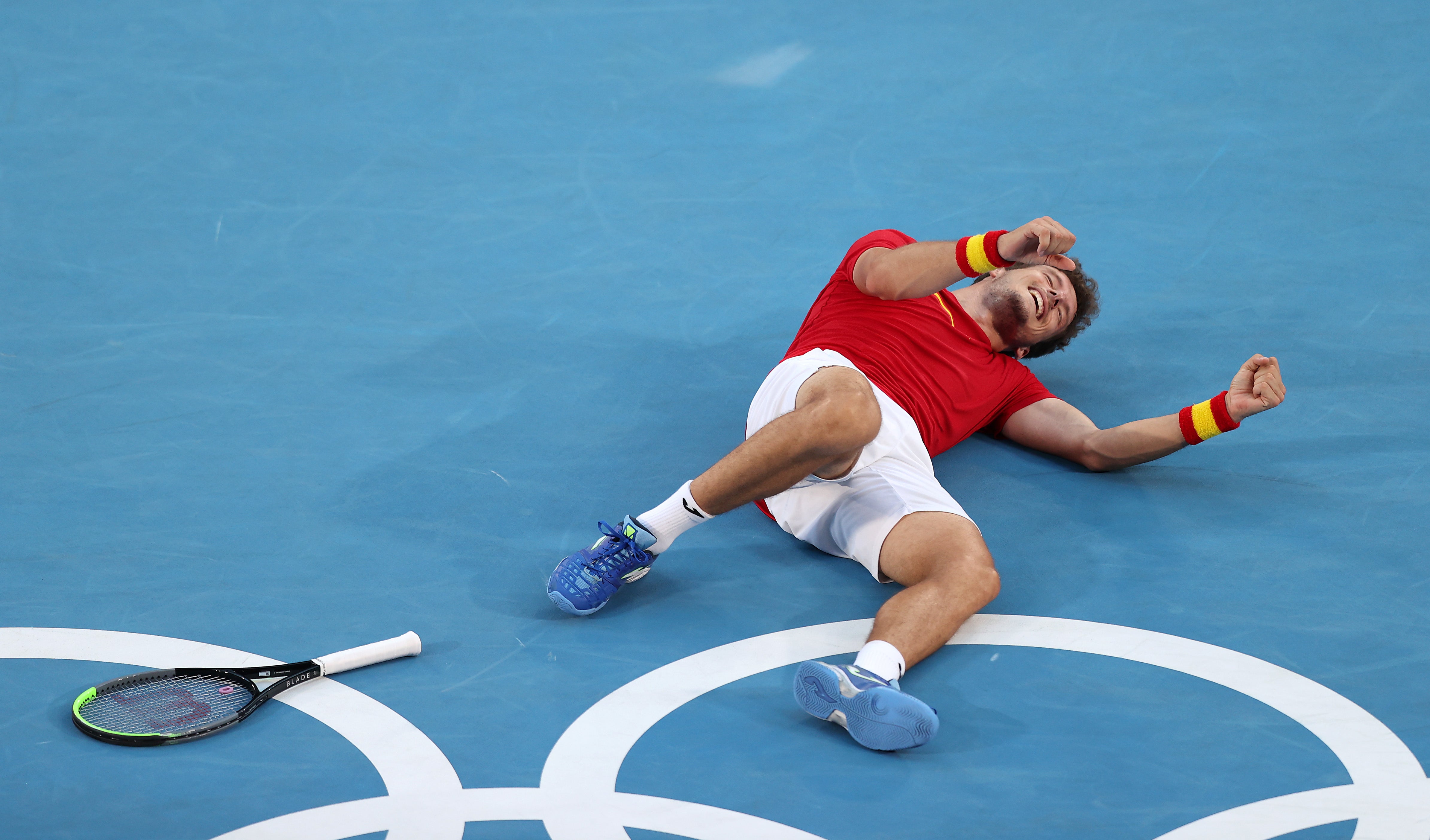 Pablo Carreno Busta celebrates his bronze-medal victory