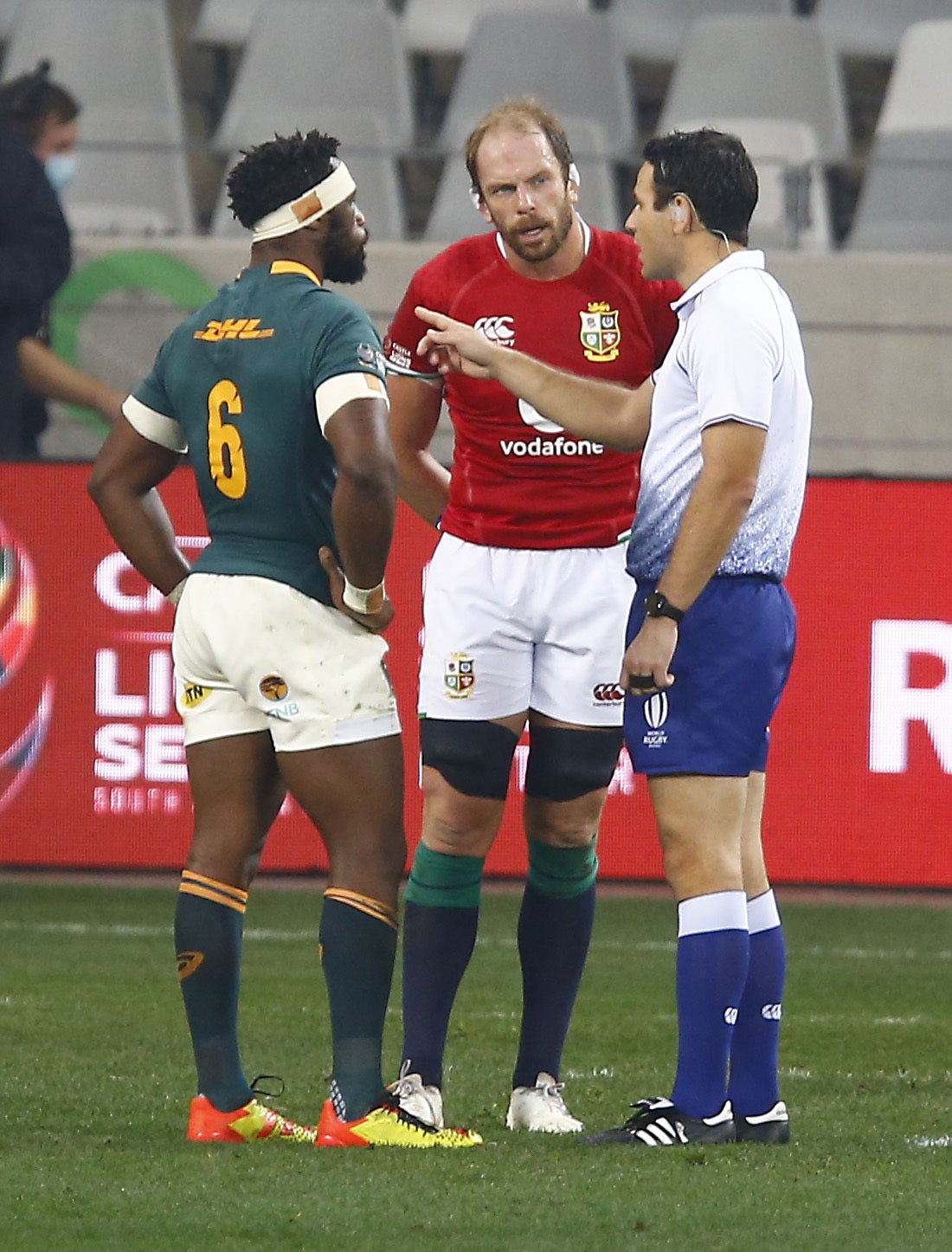 Ben O’Keeffe speaks with the captains (Steve Haag/PA)