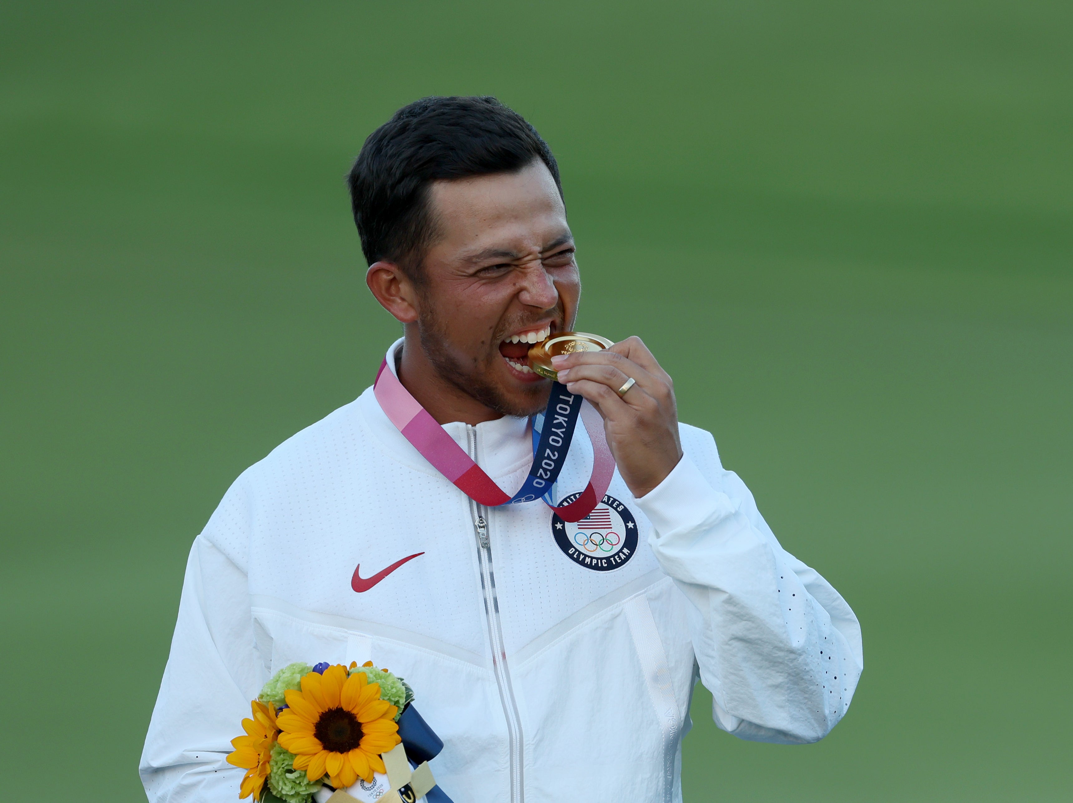 USA’s Xander Schauffele celebrates with his gold medal