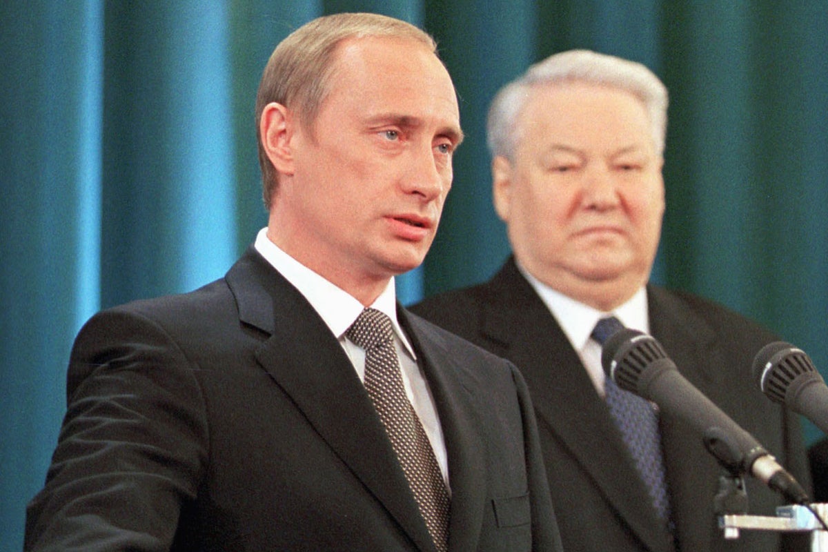 7 May 2000: the inauguration of Putin with the former Russian president looking on