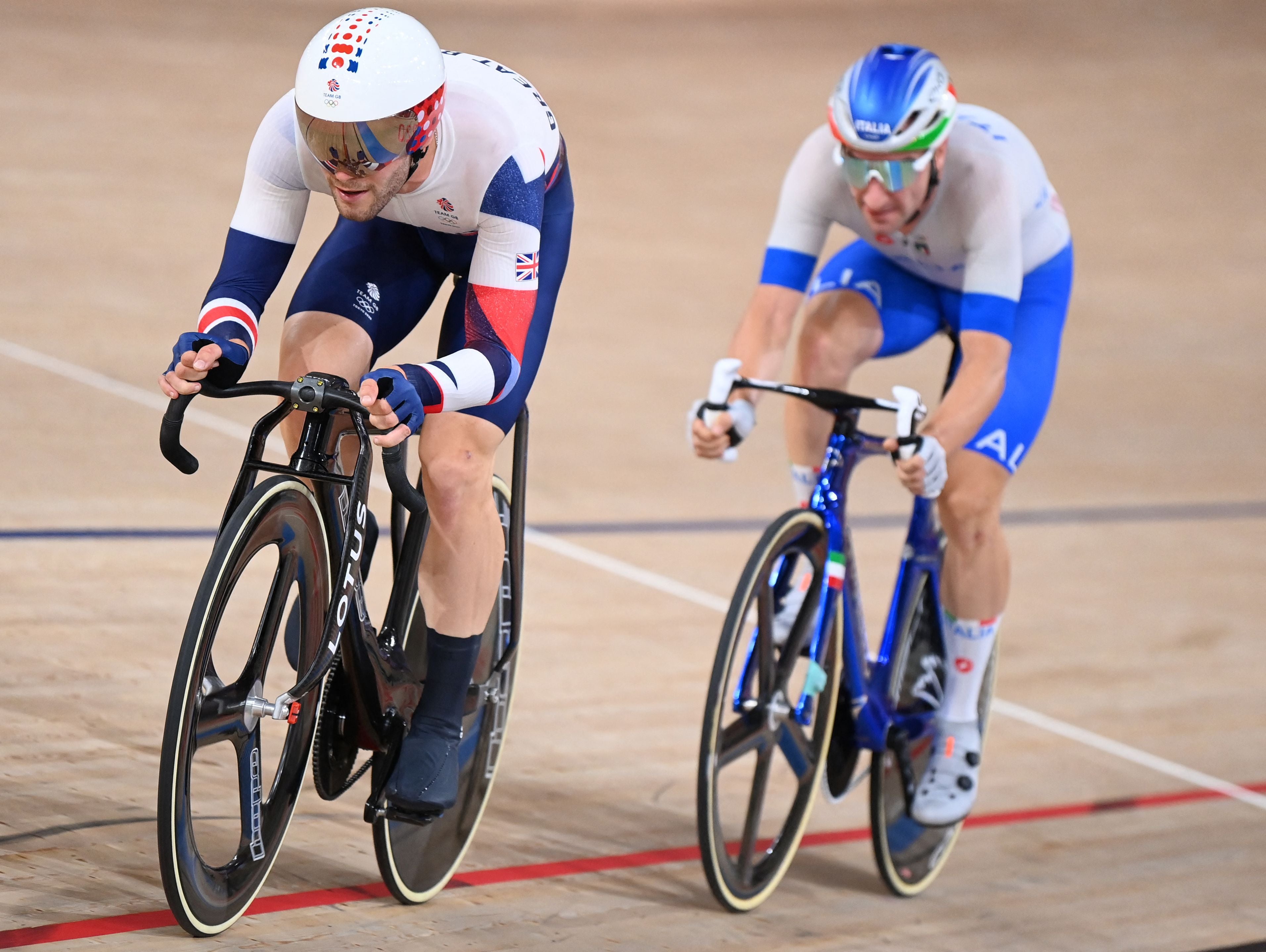 Britain’s Matthew Walls and Italy’s Elia Viviani compete in the men’s track cycling omnium points race