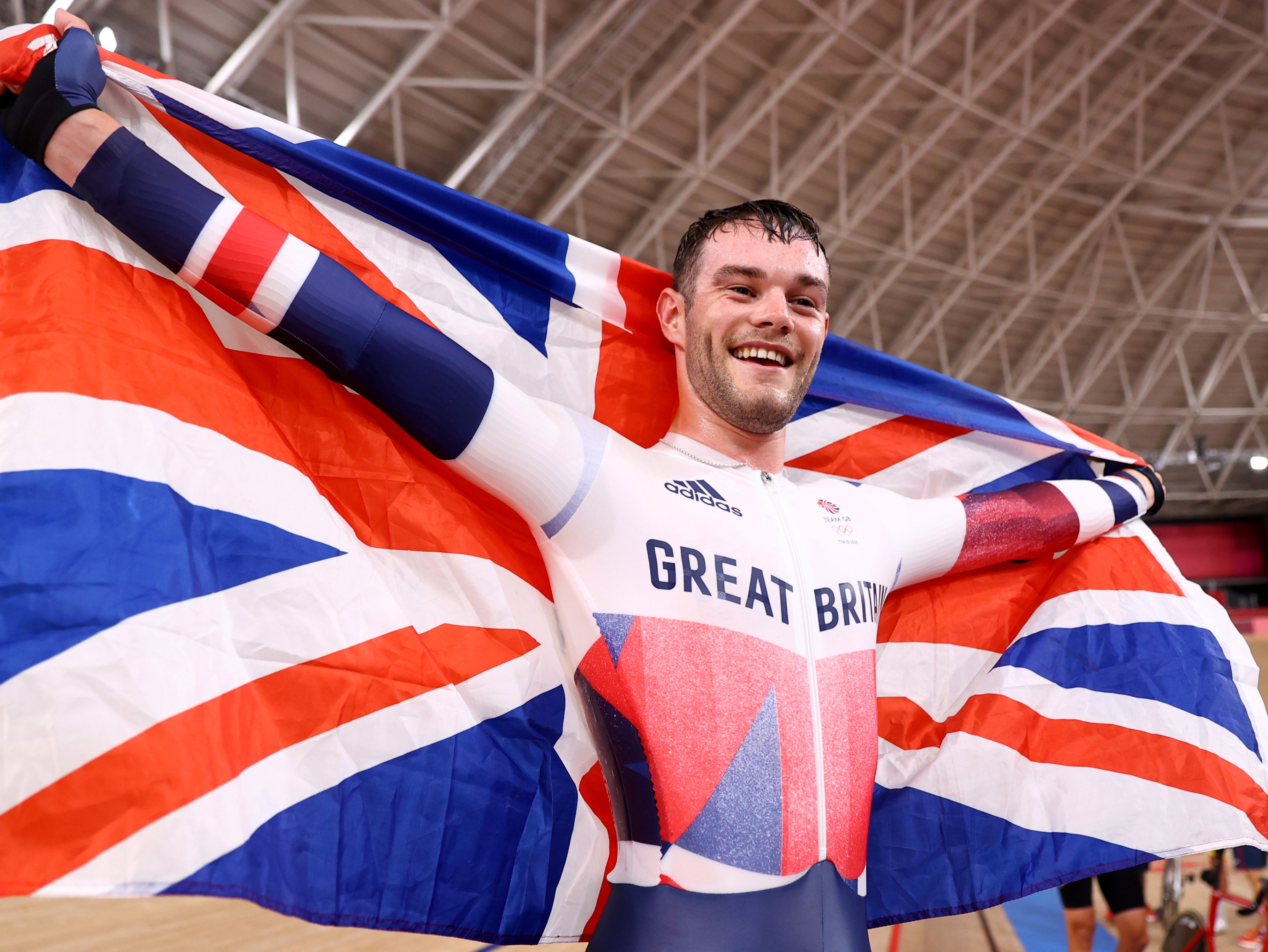 Matt Walls celebrates winning gold at the Izu Velodrome in Shizuoka