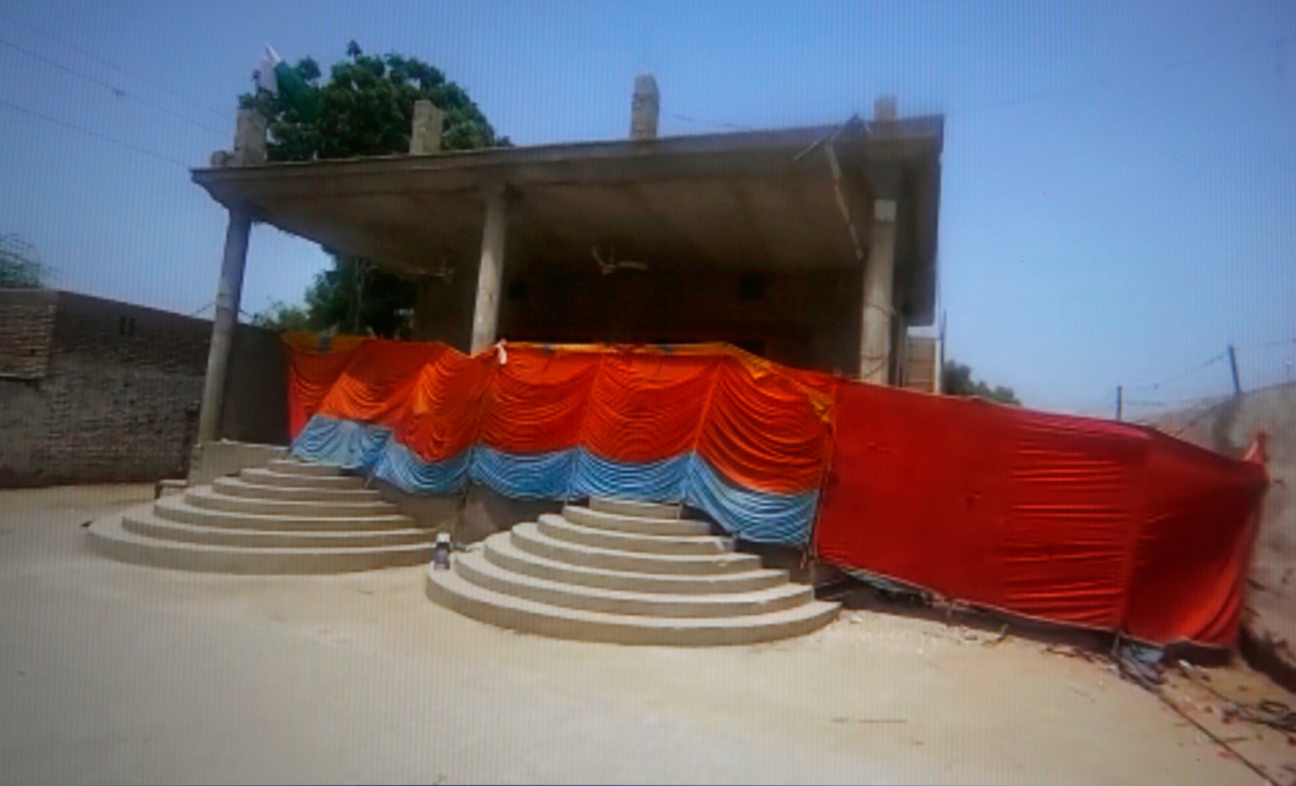 The temple is located in the town of Bhong in the Rahim Yar Khan district