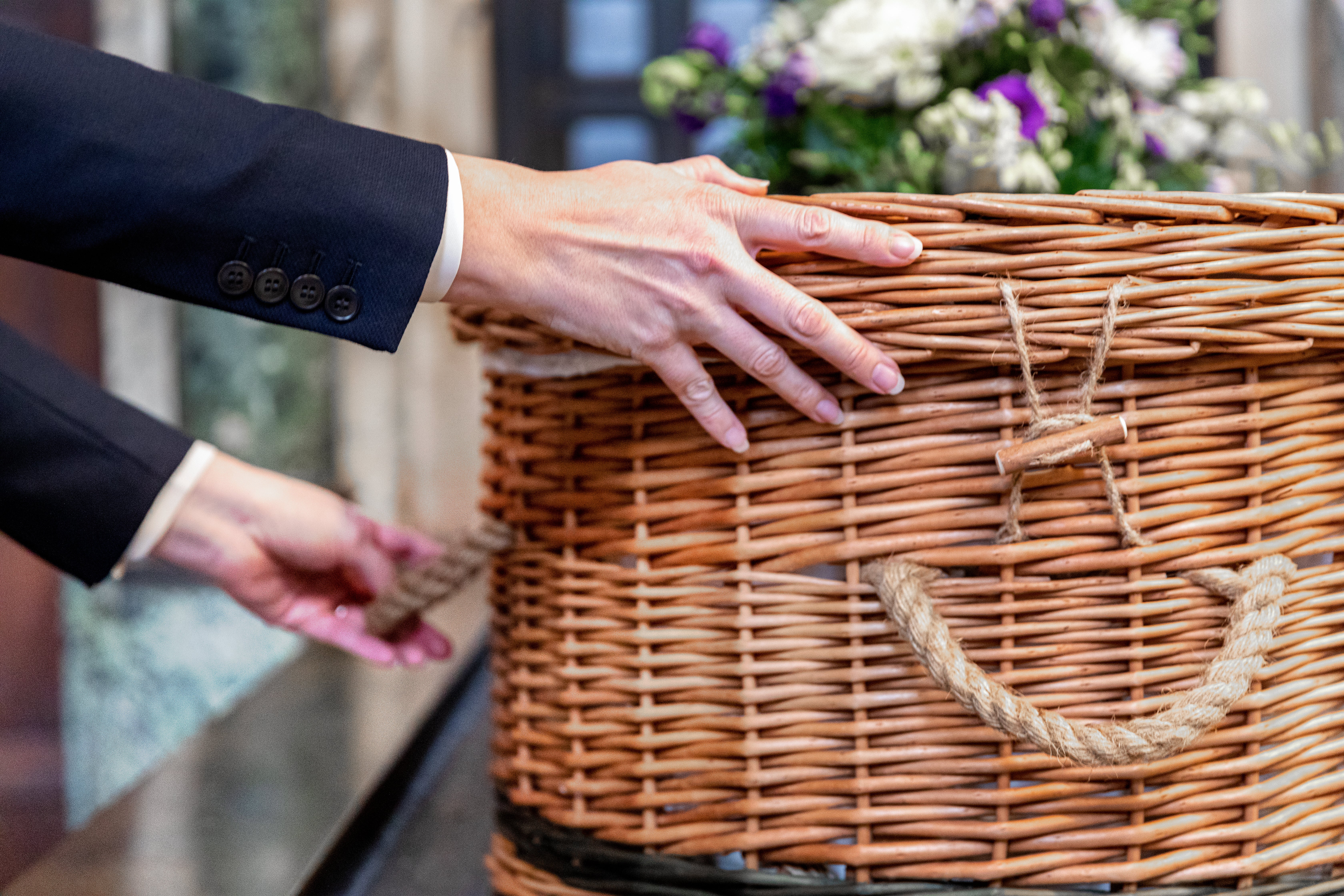 Wicker baskets, urns, cardboard boxes ... greener vessels for the send-off