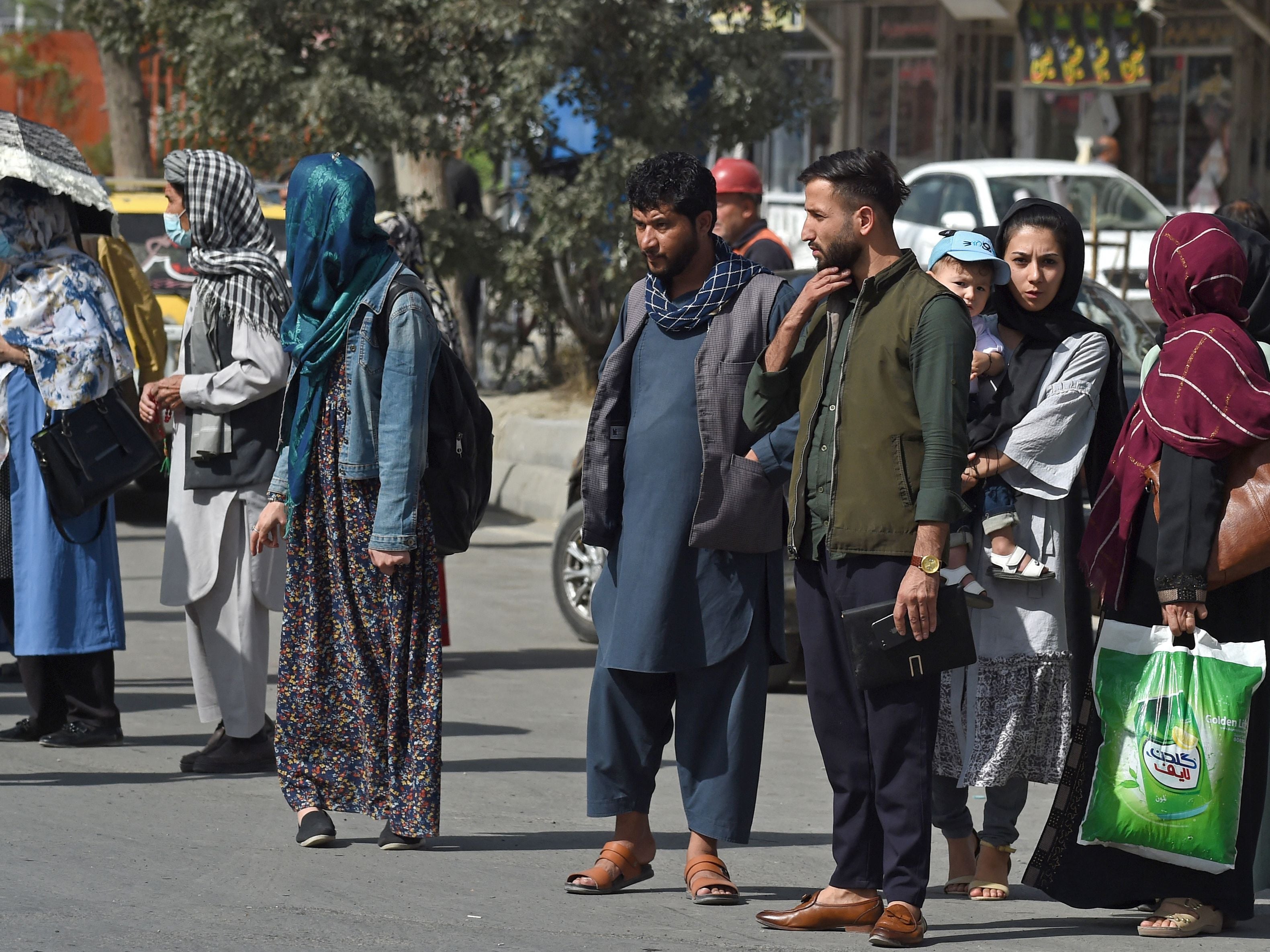 Afghanistan news – live: Taliban enter Kabul as leaders head to Doha for talks on ‘peaceful transition’