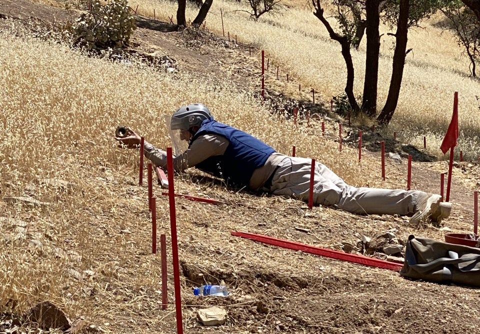 Chalak Taha defuses a mine near the village of Wlyawa