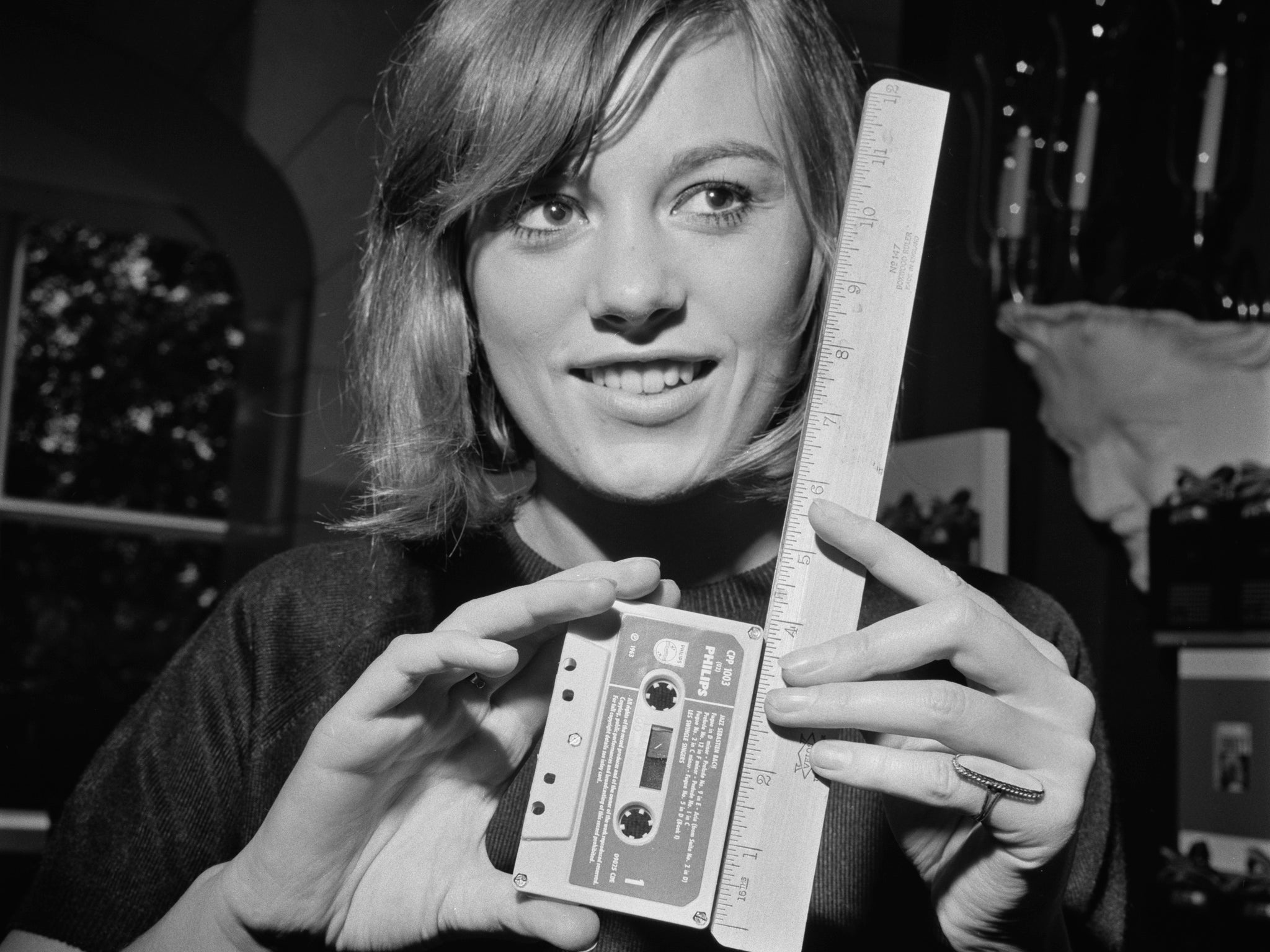 Elizabeth Jackson measures a new cassette tape of ‘Jazz Sebastien Bach’, an album by Les Swingle Singers, in August 1966