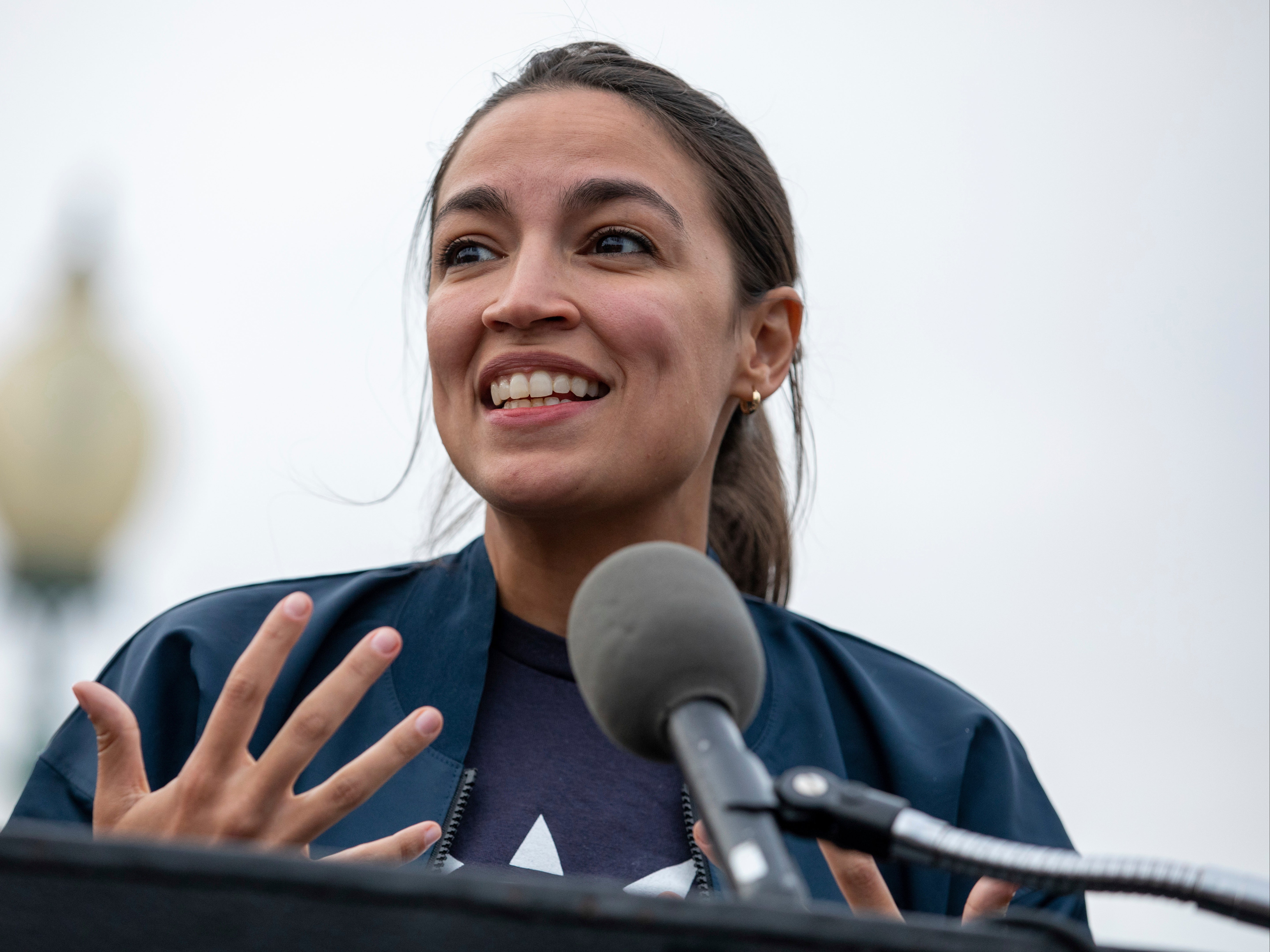 La representante Alexandria Ocasio-Cortez habla con los reporteros fuera del Capitolio de los Estados Unidos el martes 3 de agosto de 2021.