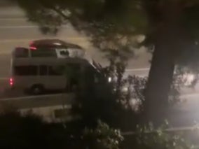 The vehicle spotted in the video was described as a light-coloured commercial van resembling a Mercedes-Benz Sprinter with after-market solar panels and an air-conditioning unit installed on its roof