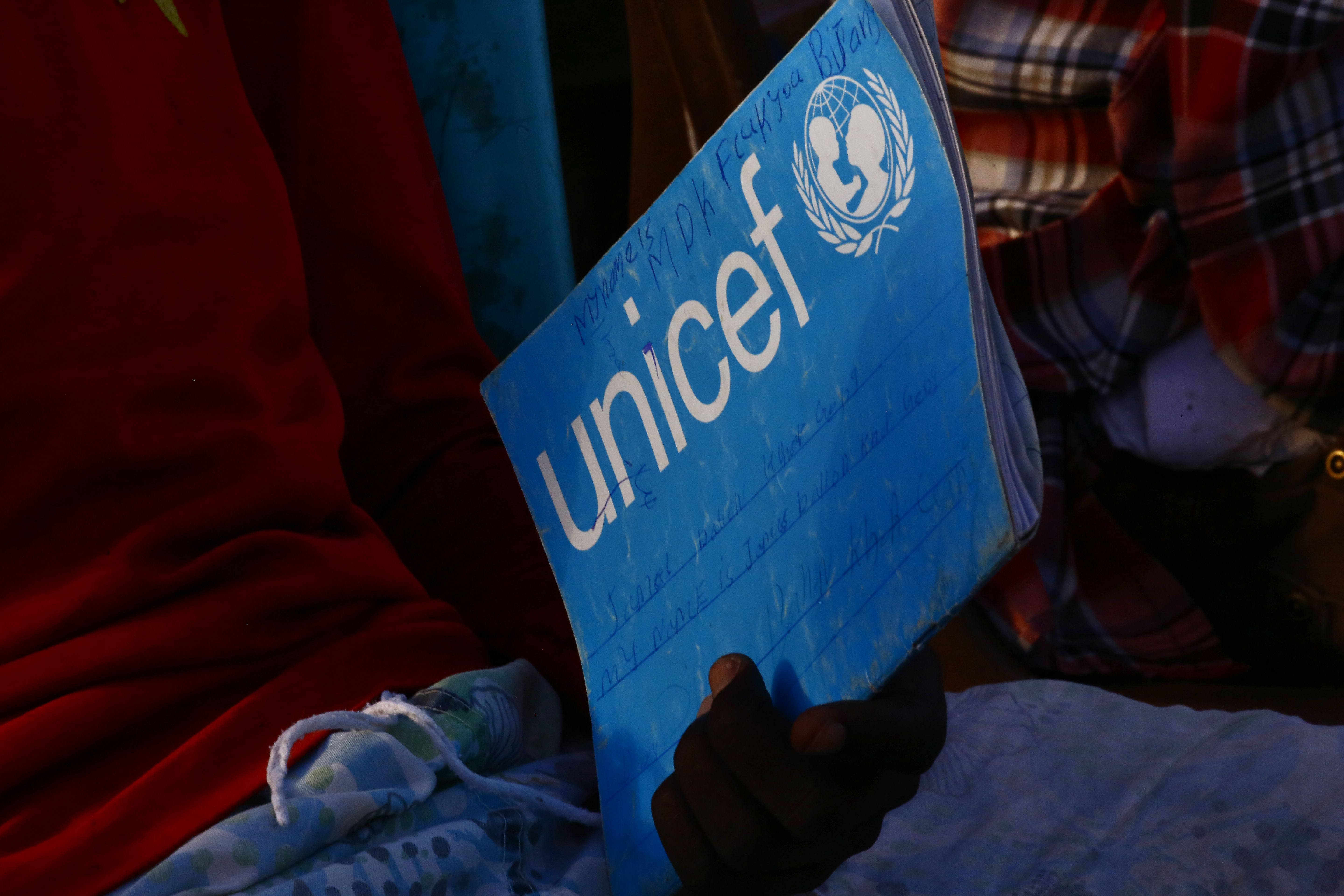 South Sudanese refugees take reading lessons at the UNHCR camp of al-Algaya in Sudan’s White Nile state, south of Khartoum