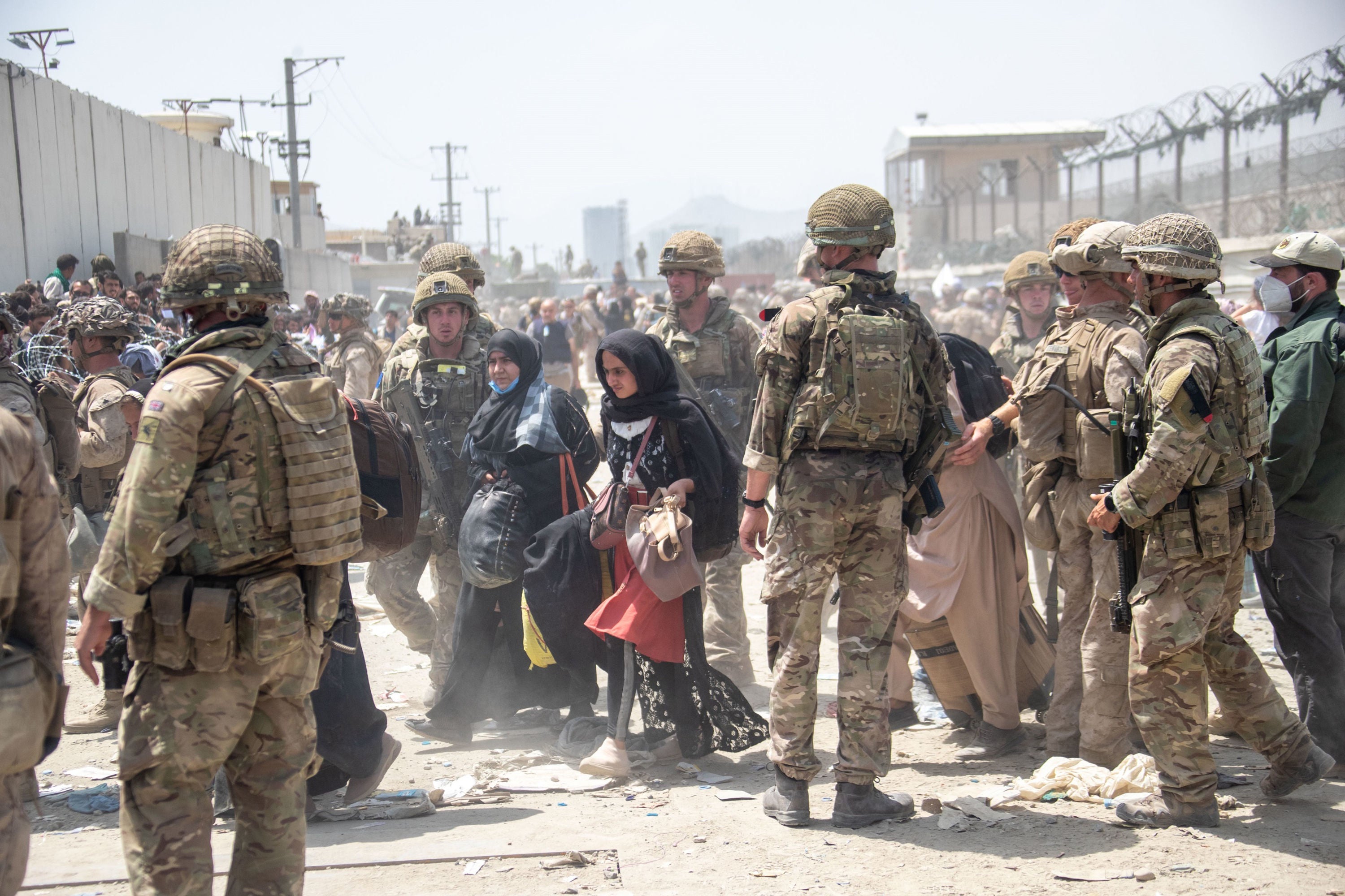 Members of the British and American military help evacuate of people out of Kabul