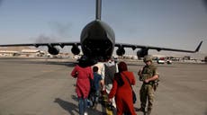 Afghanistan news – live: 2,000 still awaiting UK airlift from Kabul as thousands more flee Taliban 