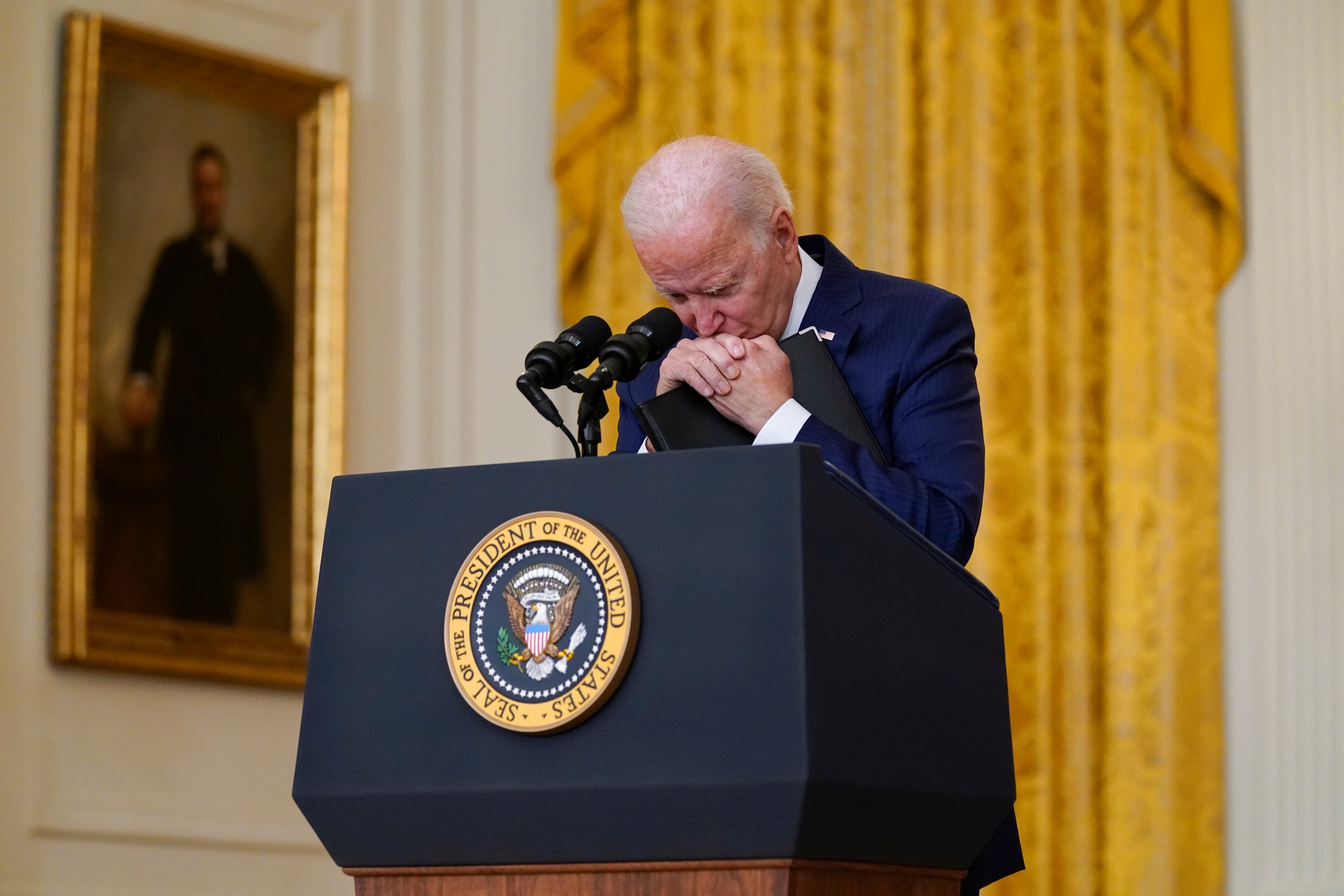 President Biden rest his head in his hands in apparent frustration during an exchange with Fox News reporter Peter Doocy