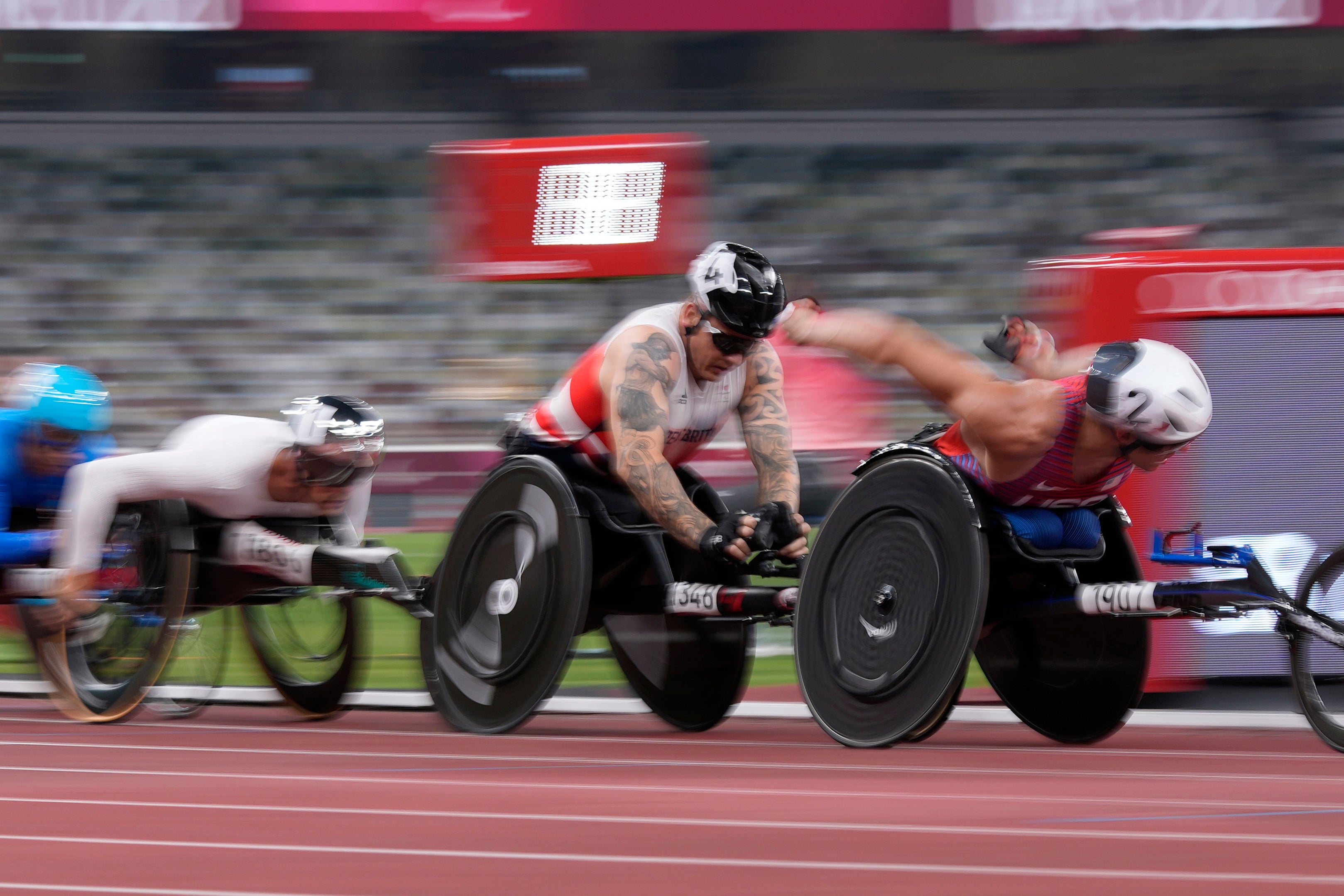 Weir, centre, trails eventual winner Marcel Hug