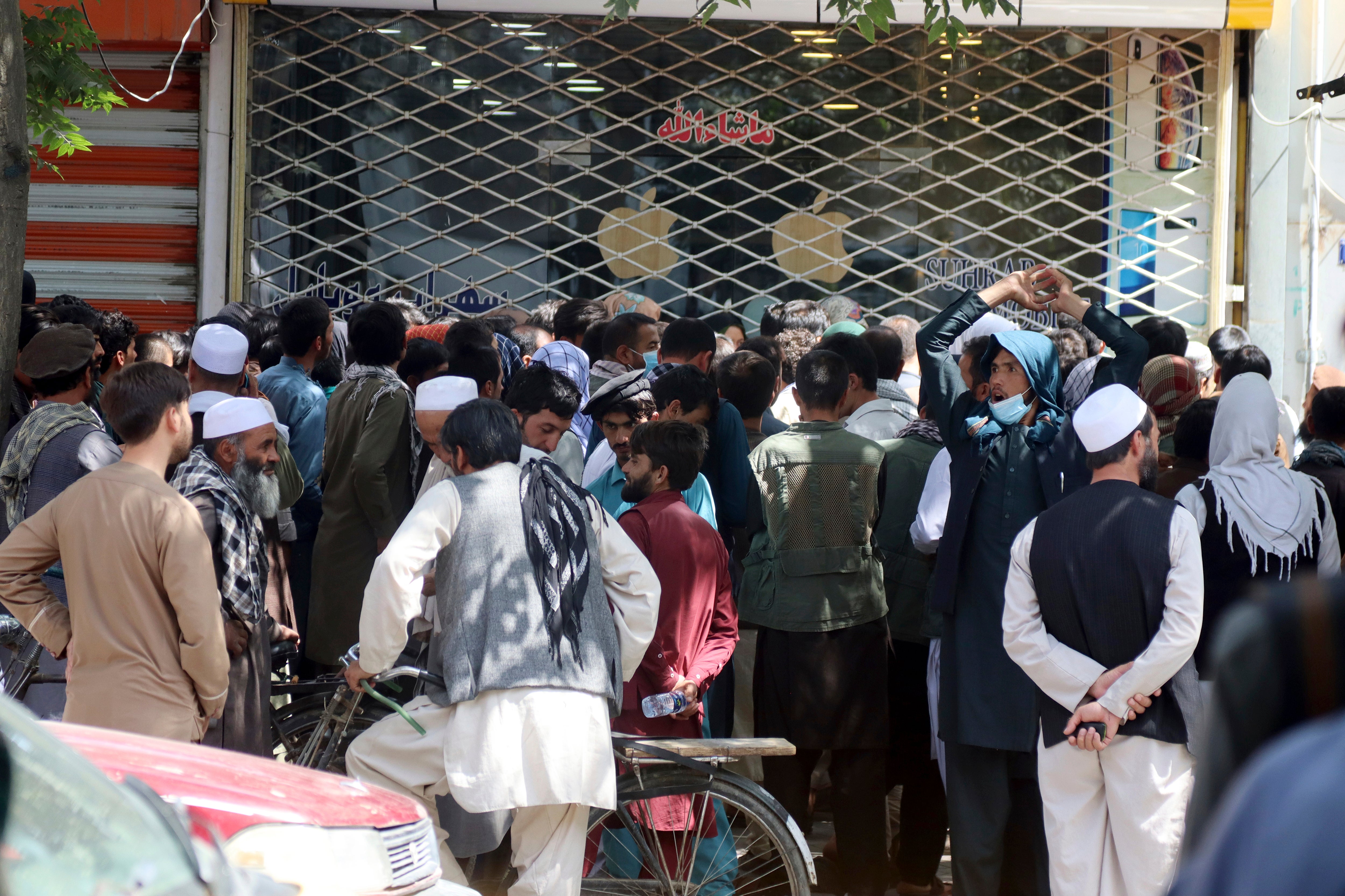 Afghans in front of New Kabul Bank having to wait for hours to try to withdraw money