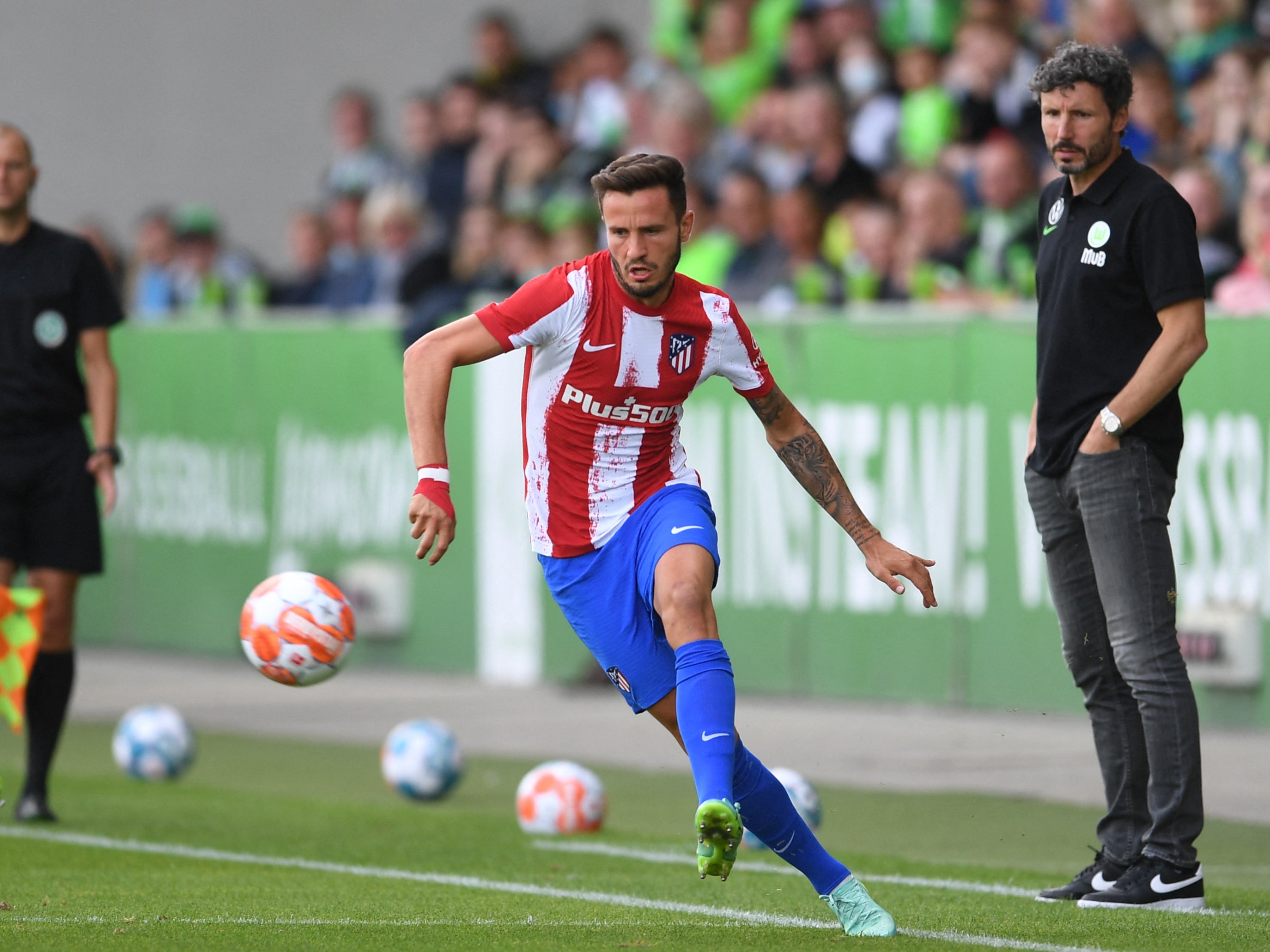 Saul Niguez plays the ball against Wolfsburg