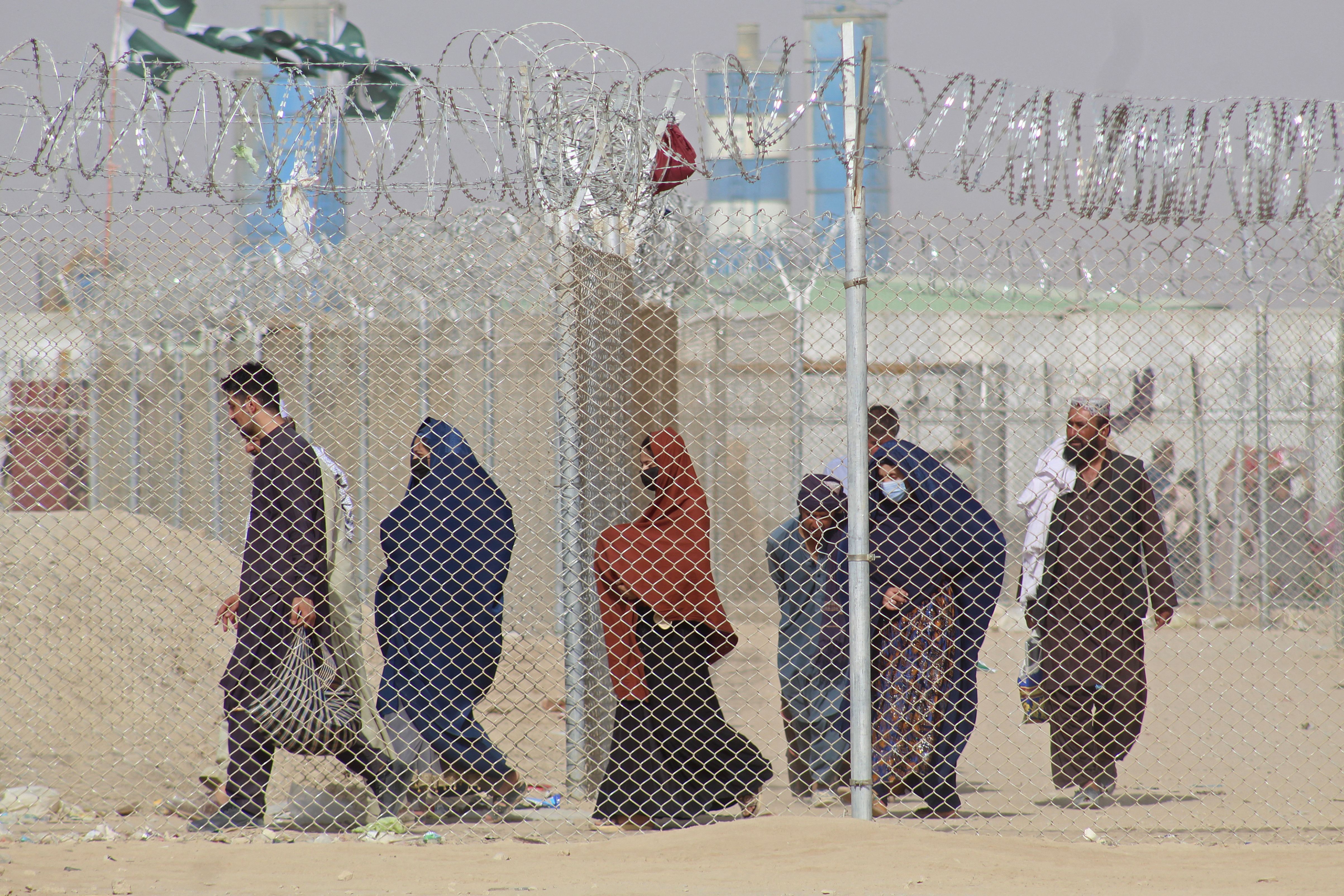 Afghan nationals crossing into Pakistan