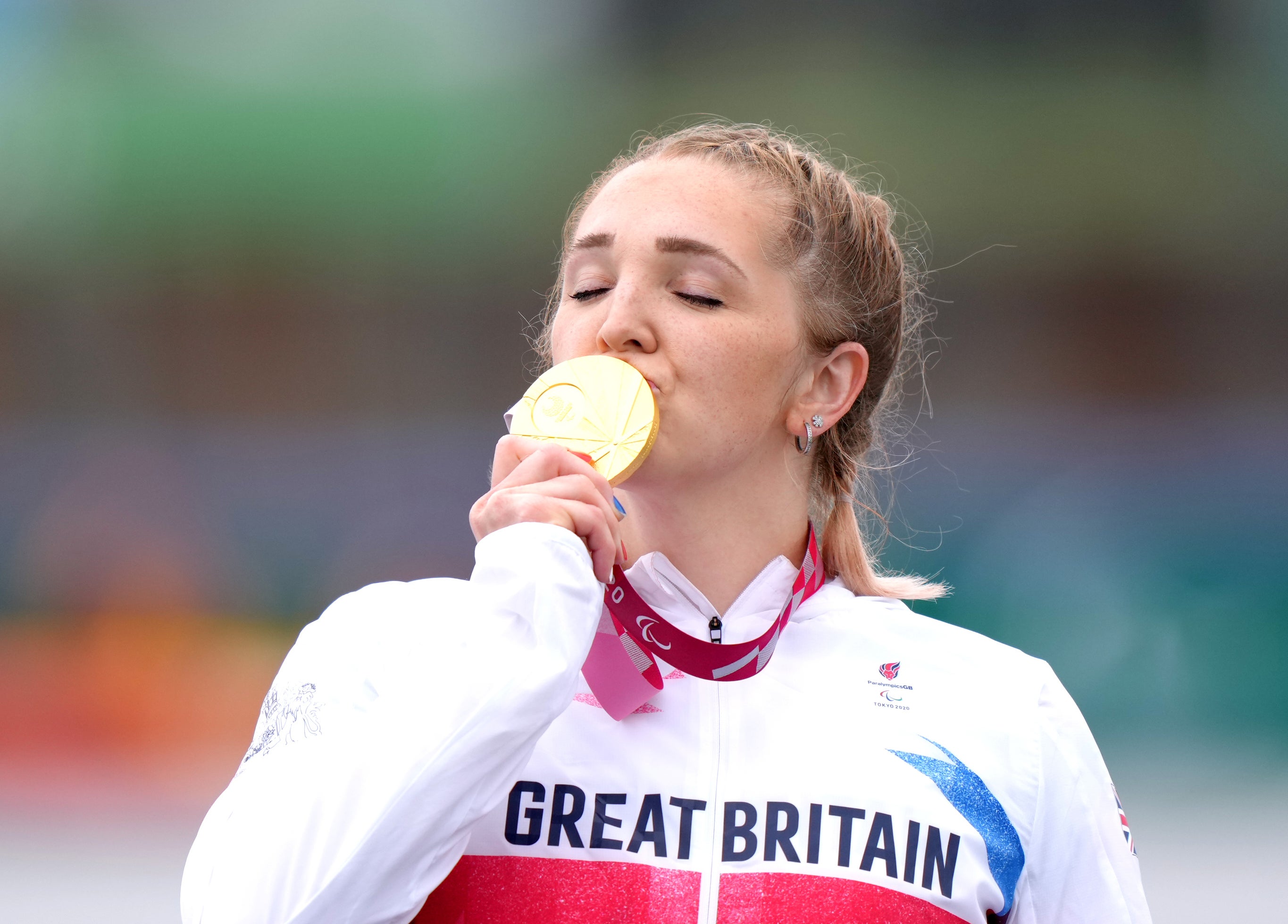 Charlotte Henshaw celebrates with her Paralympic gold medal