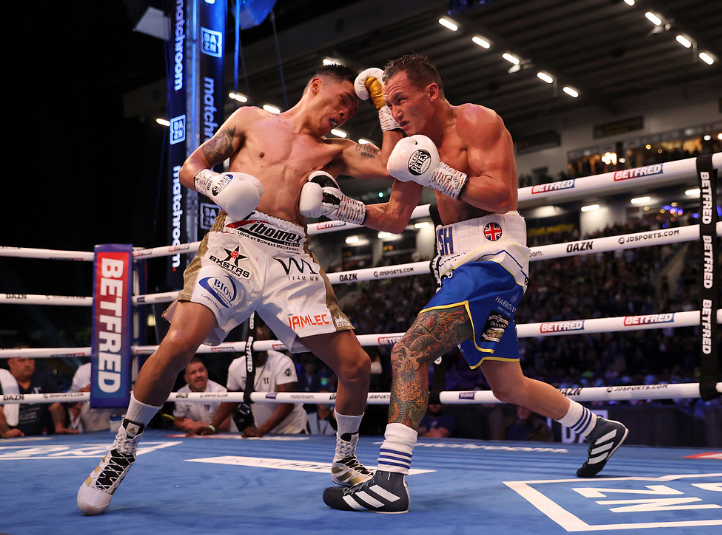 Mauricio Lara and Josh Warrington exchange punches