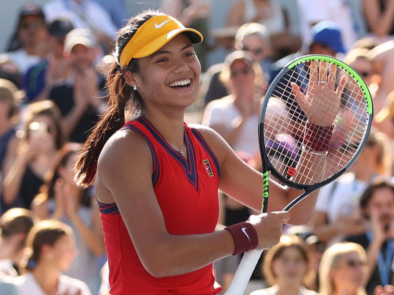 Emma Raducanu celebrates defeating Sara Sorribes Tormo