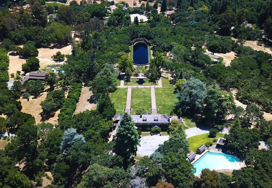 Elizabeth Holmes is reported to be staying on the grounds of the $135m Green Gables estate in Silicon Valley during her trial