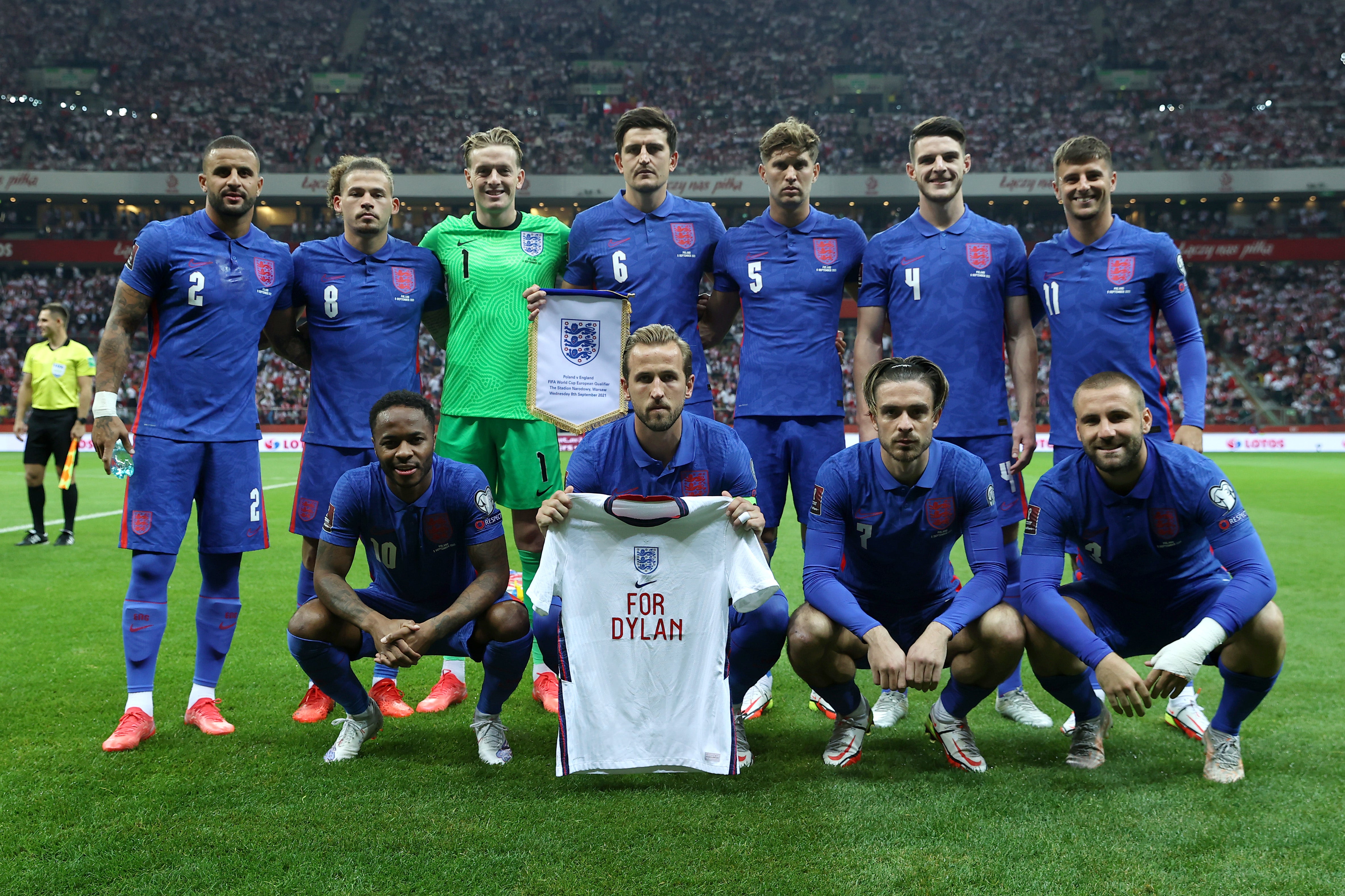 Harry Kane holds a shirt in tribute to Dylan Rich