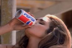 Cindy Crawford recreates her famous 1992 Pepsi advert for charity
