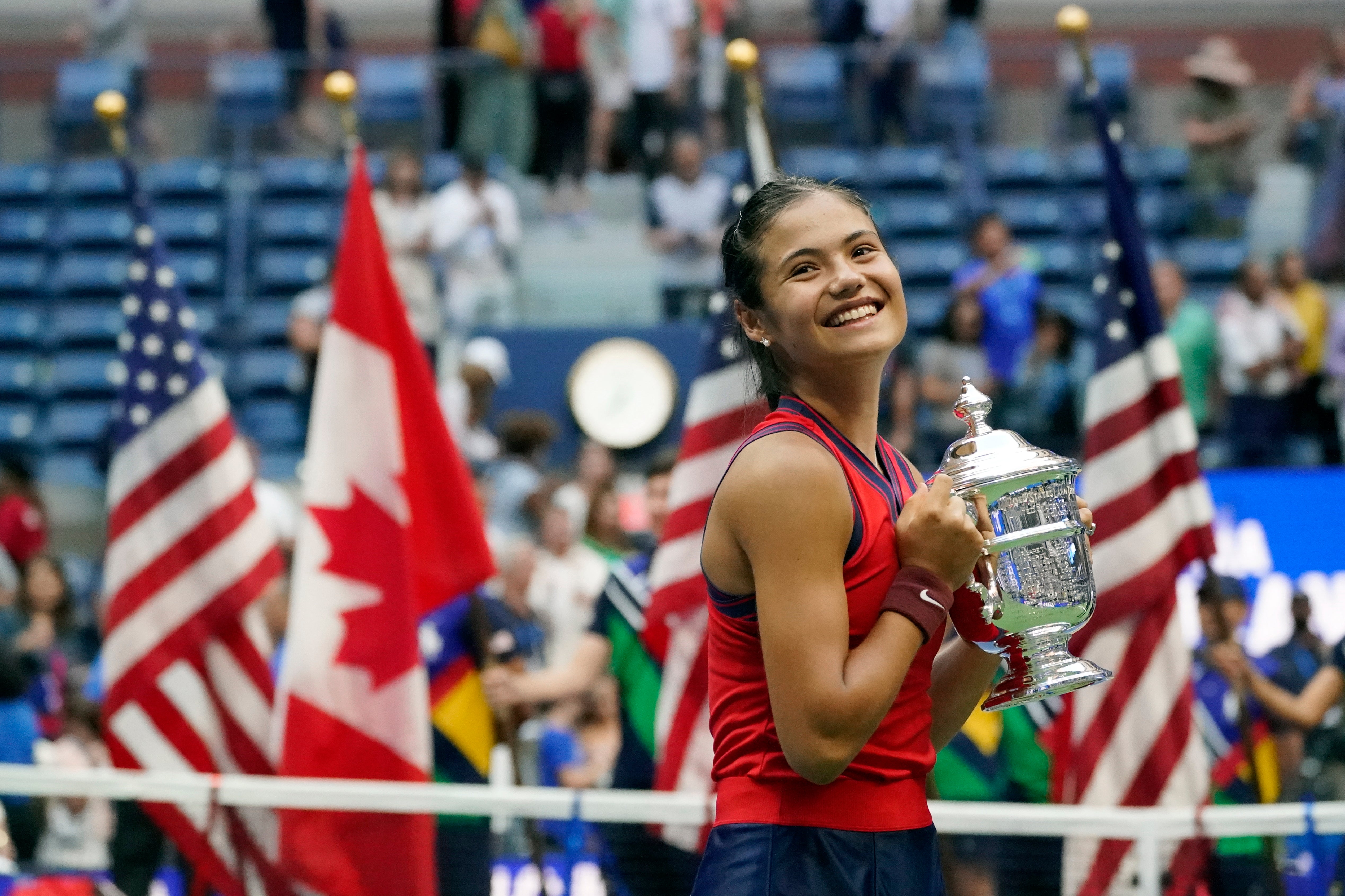 Emma Raducanu holds the US Open trophy (Elise Amendola/AP)