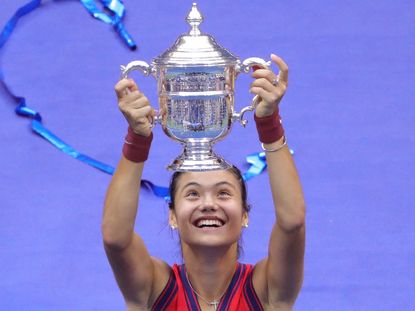 Emma Raducanu lifts the US Open trophy on Saturday