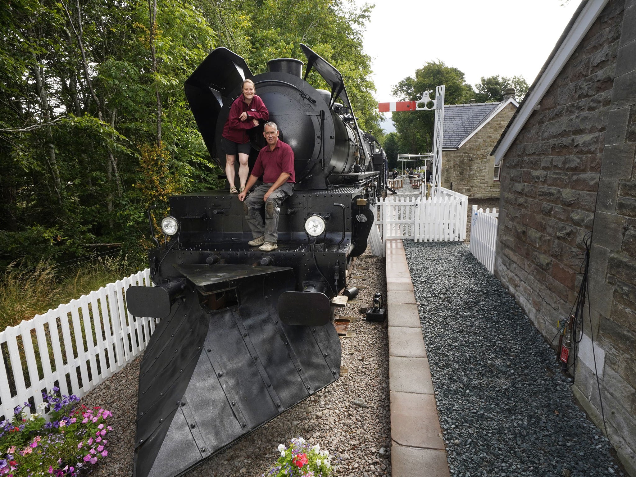 Di and Si Parums on the front of the replica train