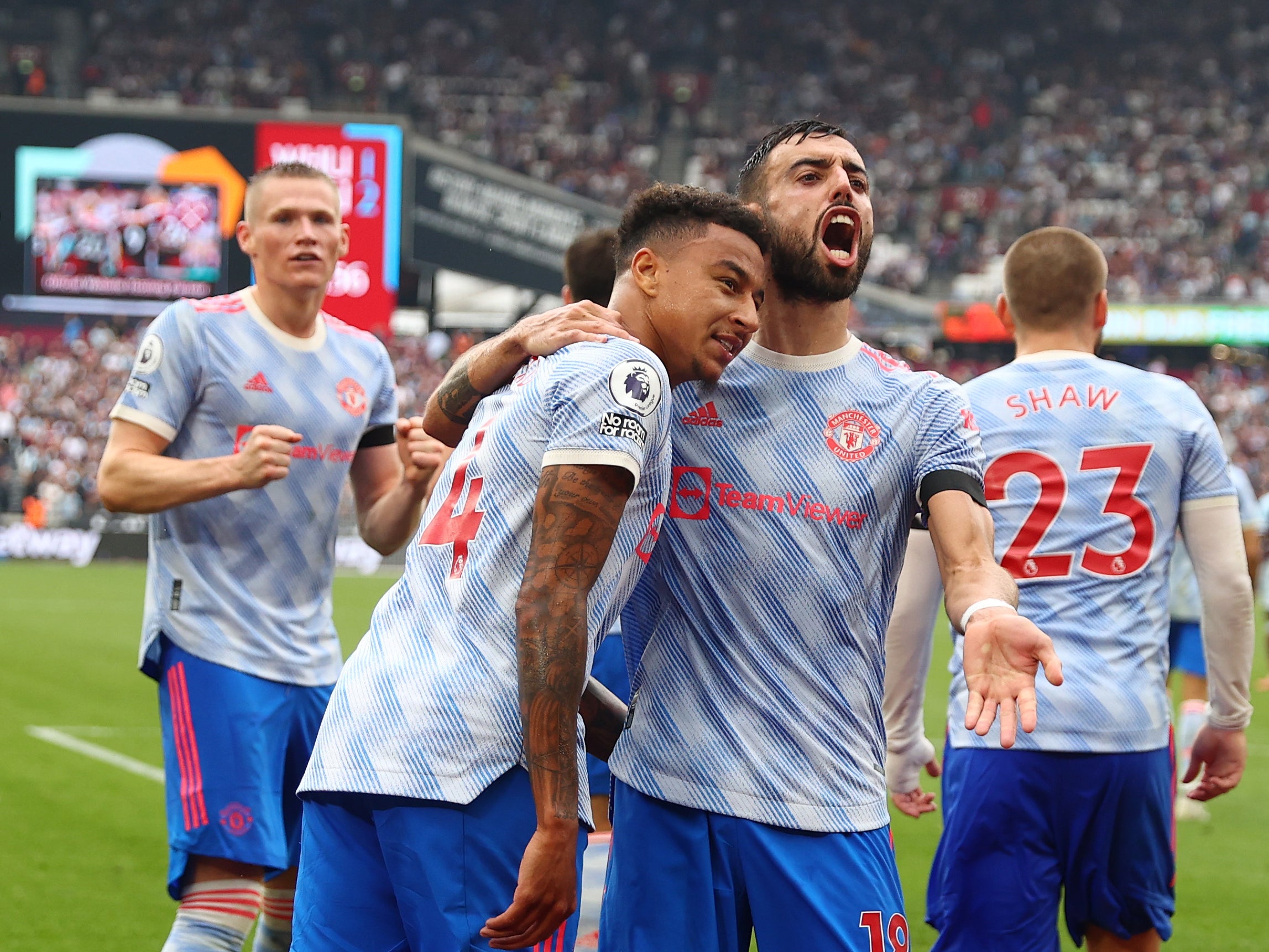 Jesse Lingard of Manchester United celebrates with teammate Bruno Fernandes