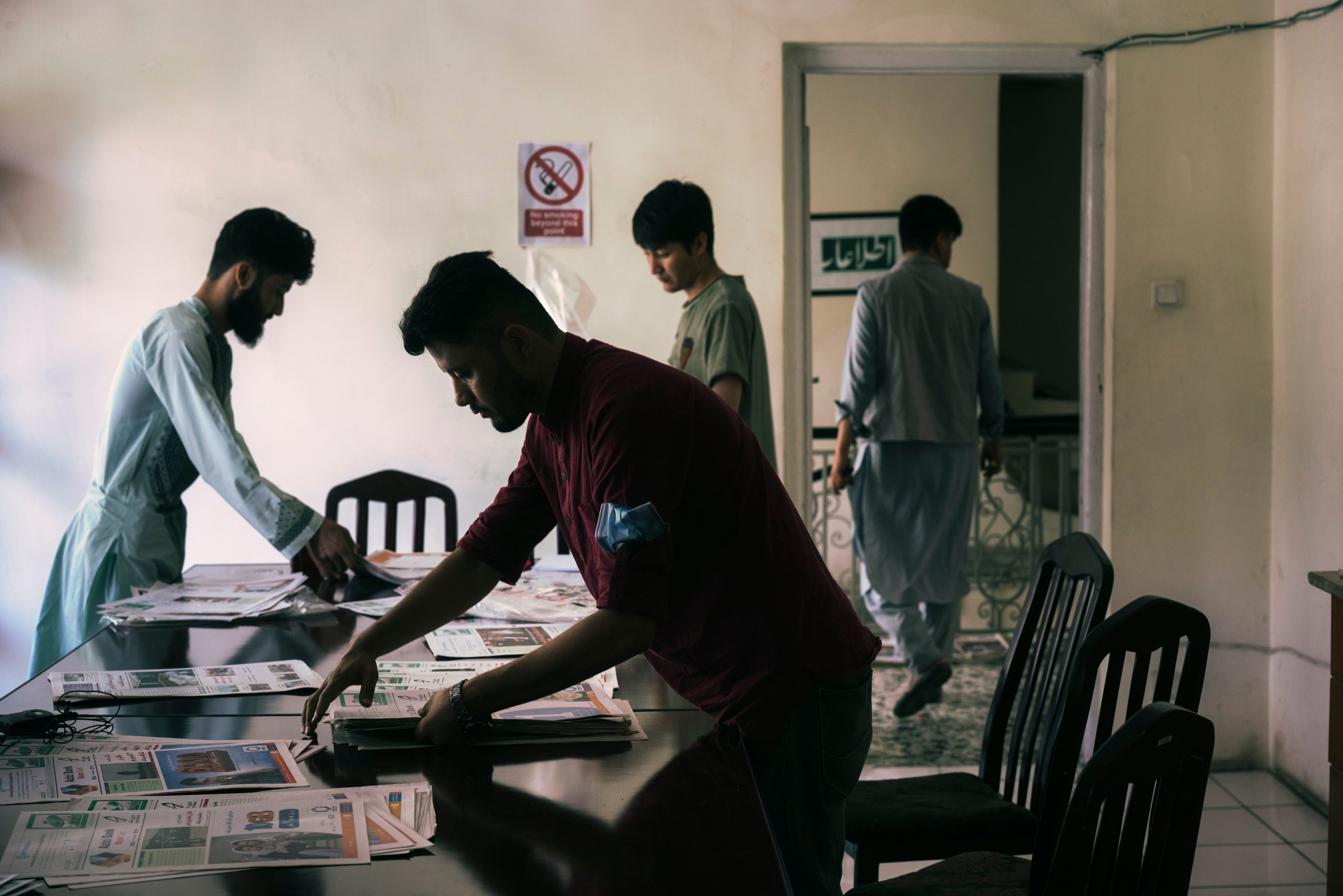 Etilaatroz staffers preparing to move the newsroom to a new building in Kabul