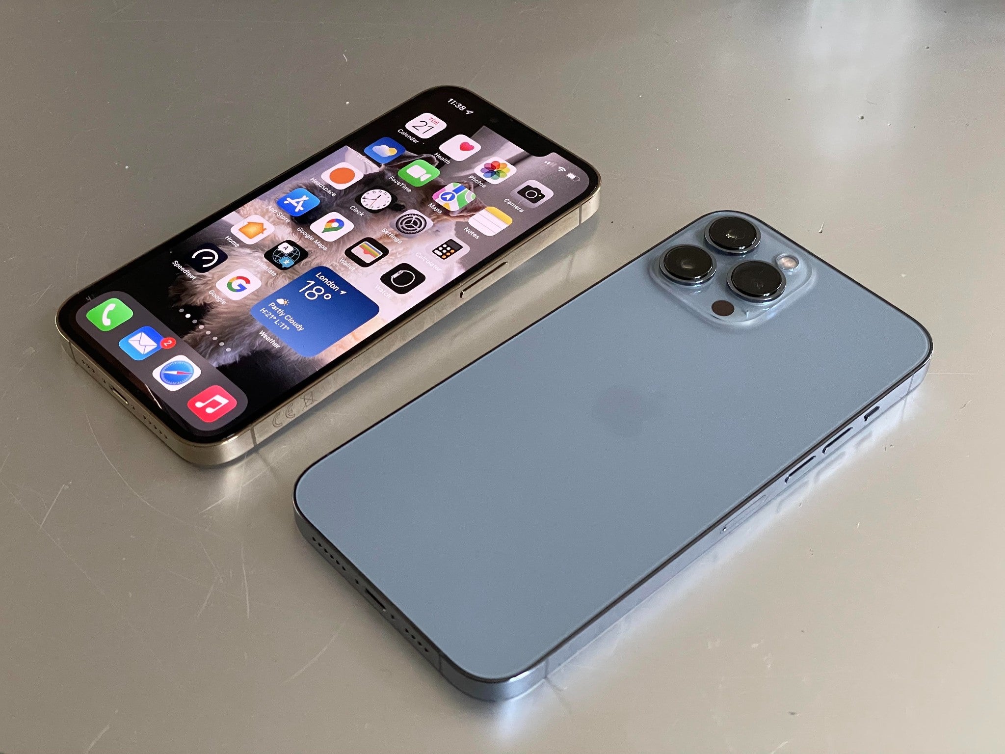 Apple iPhone 13 Pro (left), Apple iPhone 13 Pro (right)